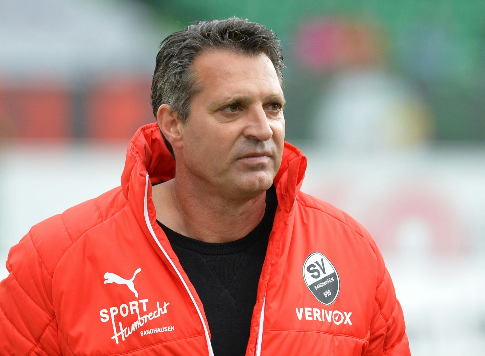 Fußball: 2. Bundesliga, SpVgg Greuther Fürth - SV Sandhausen, 34. Spieltag am 15.05.2016 in Stadion am Laubenweg, Fürth (Bayern): Der Sandhausener Trainer Alois Schwartz geht nach dem Spiel über den Rasen. Das Spiel endete 3:1. Foto: Timm Schamberger /dpa (Wichtiger Hinweis: Aufgrund der Akkreditierungsbestimmungen der DFL ist die Publikation und Weiterverwertung im Internet und in Online-Medien während des Spiels auf insgesamt fünfzehn Bilder pro Spiel begrenzt.) ++ +++ dpa-Bildfunk +++