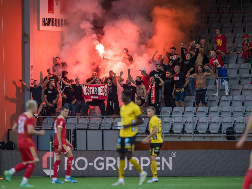 Die Anhänger des bosnischen Erstligisten Velez Mostar zünden während des Spiels gegen Elfsborg Pyrotechnik.