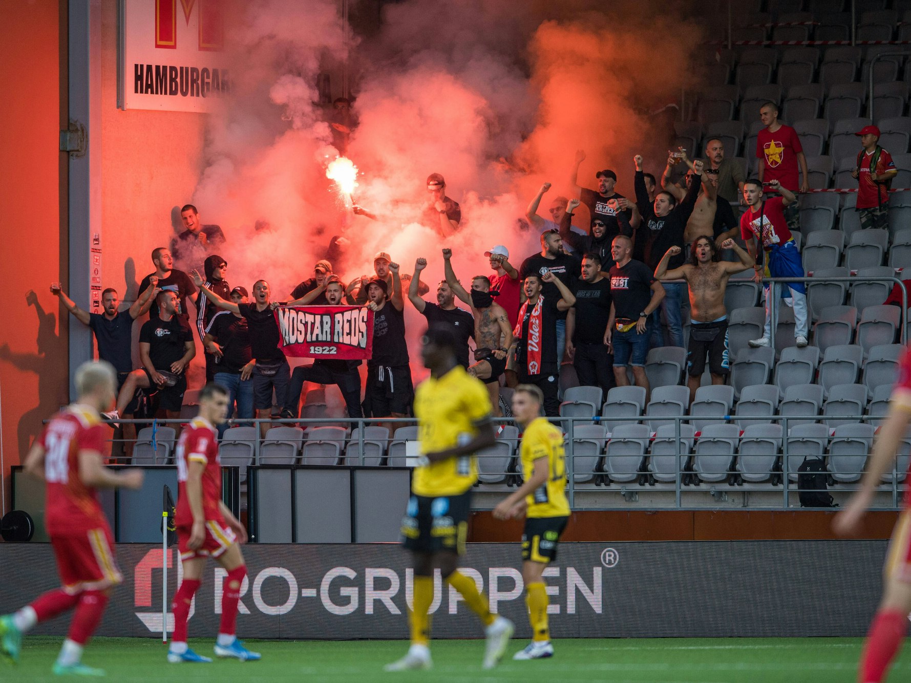 Die Anhänger des bosnischen Erstligisten Velez Mostar zünden während des Spiels gegen Elfsborg Pyrotechnik.