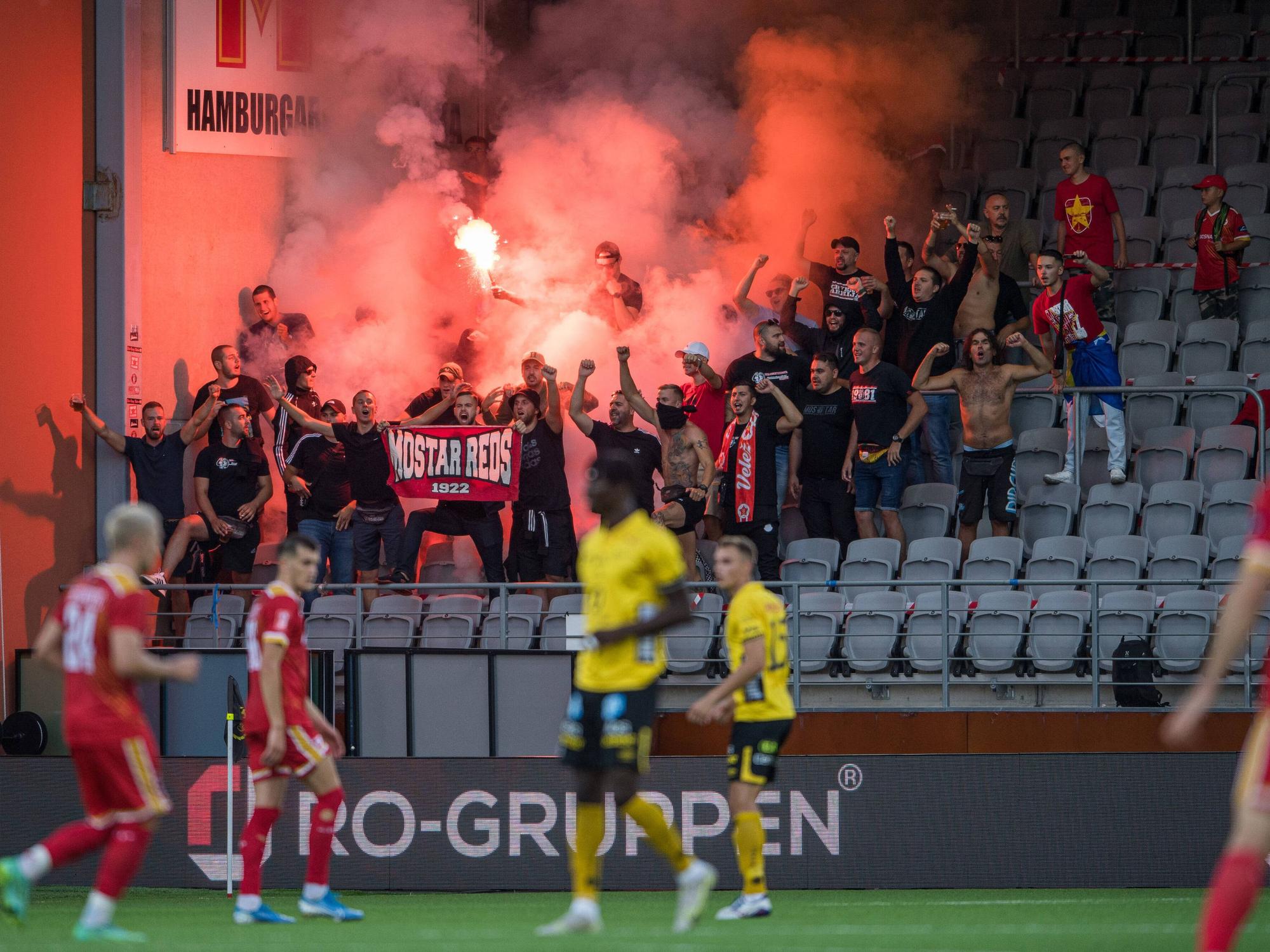 Die Anhänger des bosnischen Erstligisten Velez Mostar zünden während des Spiels gegen Elfsborg Pyrotechnik.