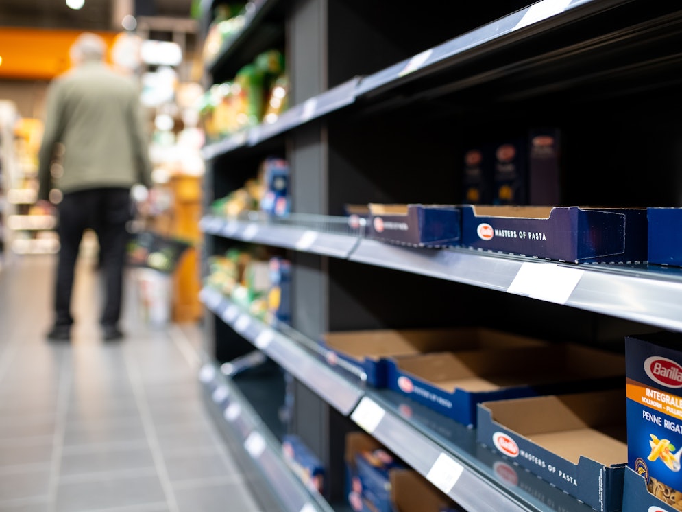 Während des Corona-Lockdowns war es zu Engpässen auch bei Nudeln gekommen (hier leere Regale in einem Supermarkt im März 2020). Die jetzt befürchtete Nudel-Krise hat aber eine andere Ursache.