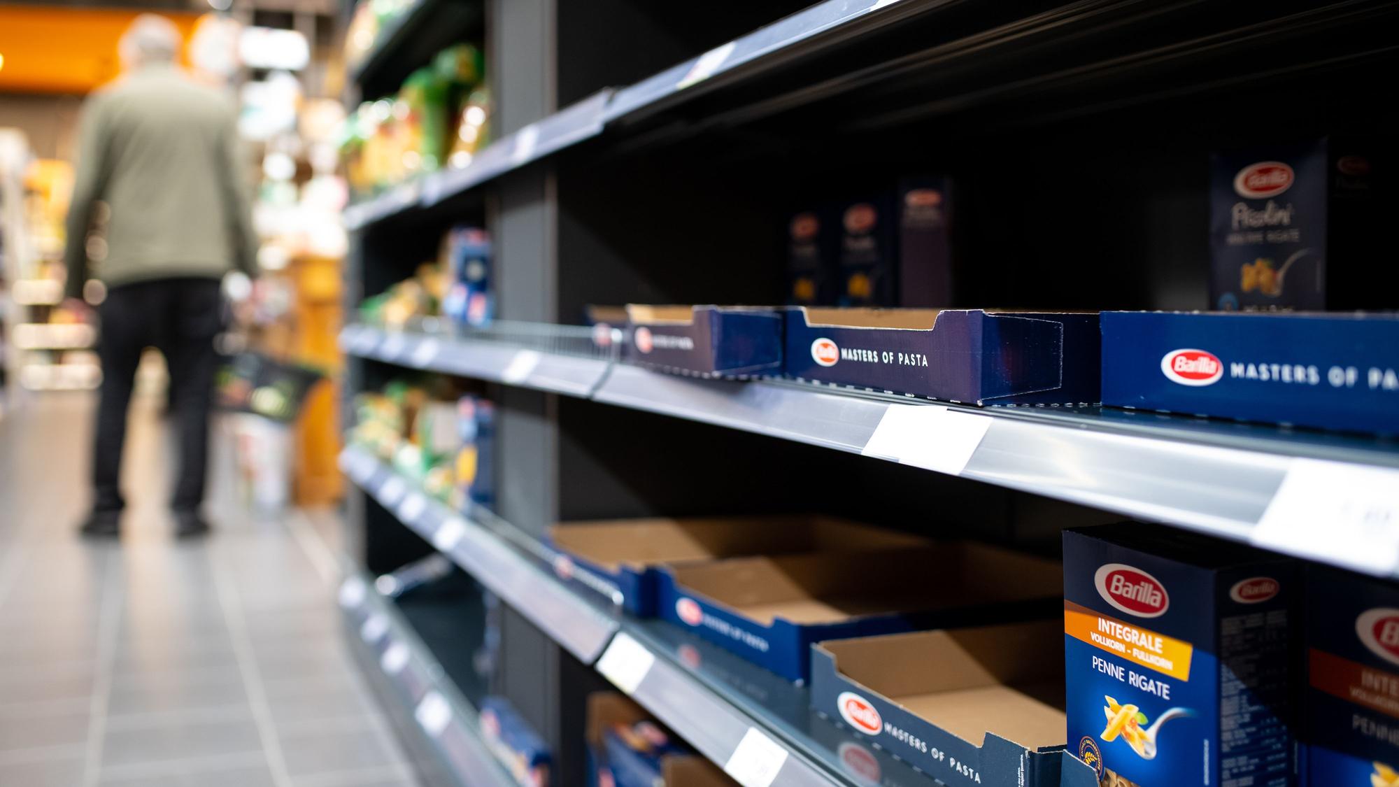 Während des Corona-Lockdowns war es zu Engpässen auch bei Nudeln gekommen (hier leere Regale in einem Supermarkt im März 2020). Die jetzt befürchtete Nudel-Krise hat aber eine andere Ursache.