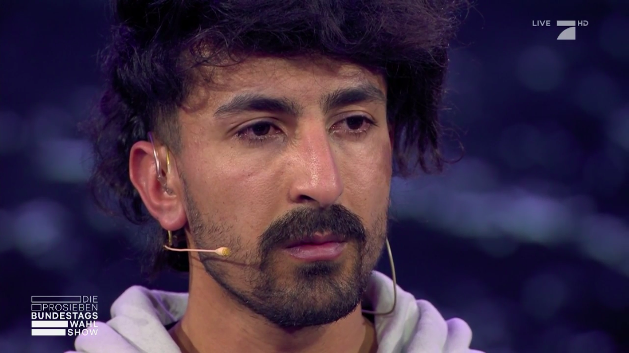 Milad Ebrahimi schilderte unter Tränen seine Erfahrungen und Erlebnisse im Flüchtlingslager Moria auf Lesbos.