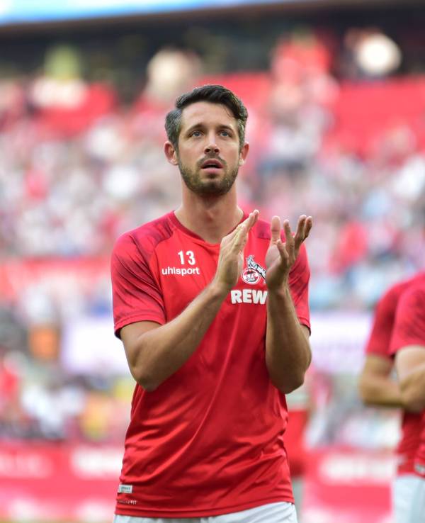 Mark Uth bedankt sich nach dem 1:1 des 1. FC Köln gegen RB Leipzig bei den Fans.