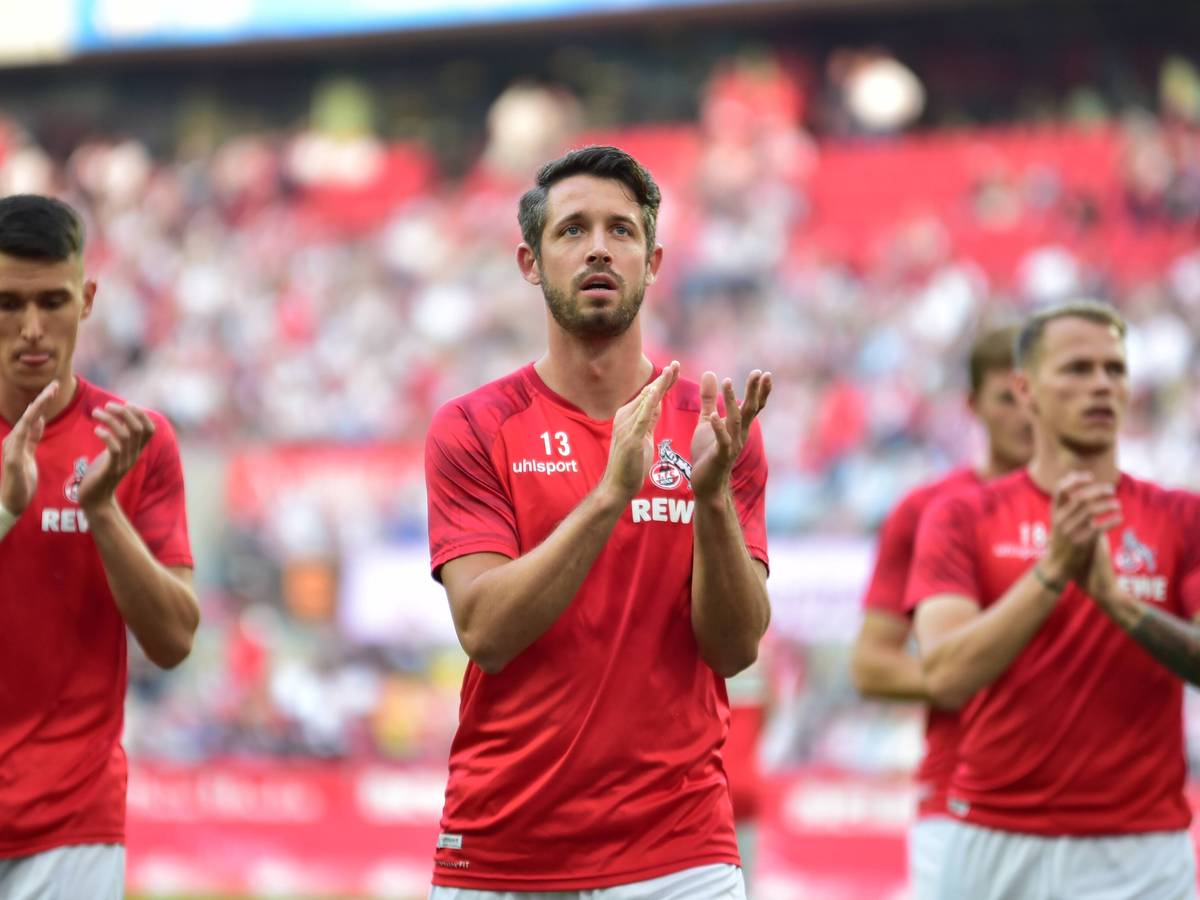 Mark Uth bedankt sich nach dem 1:1 des 1. FC Köln gegen RB Leipzig bei den Fans.