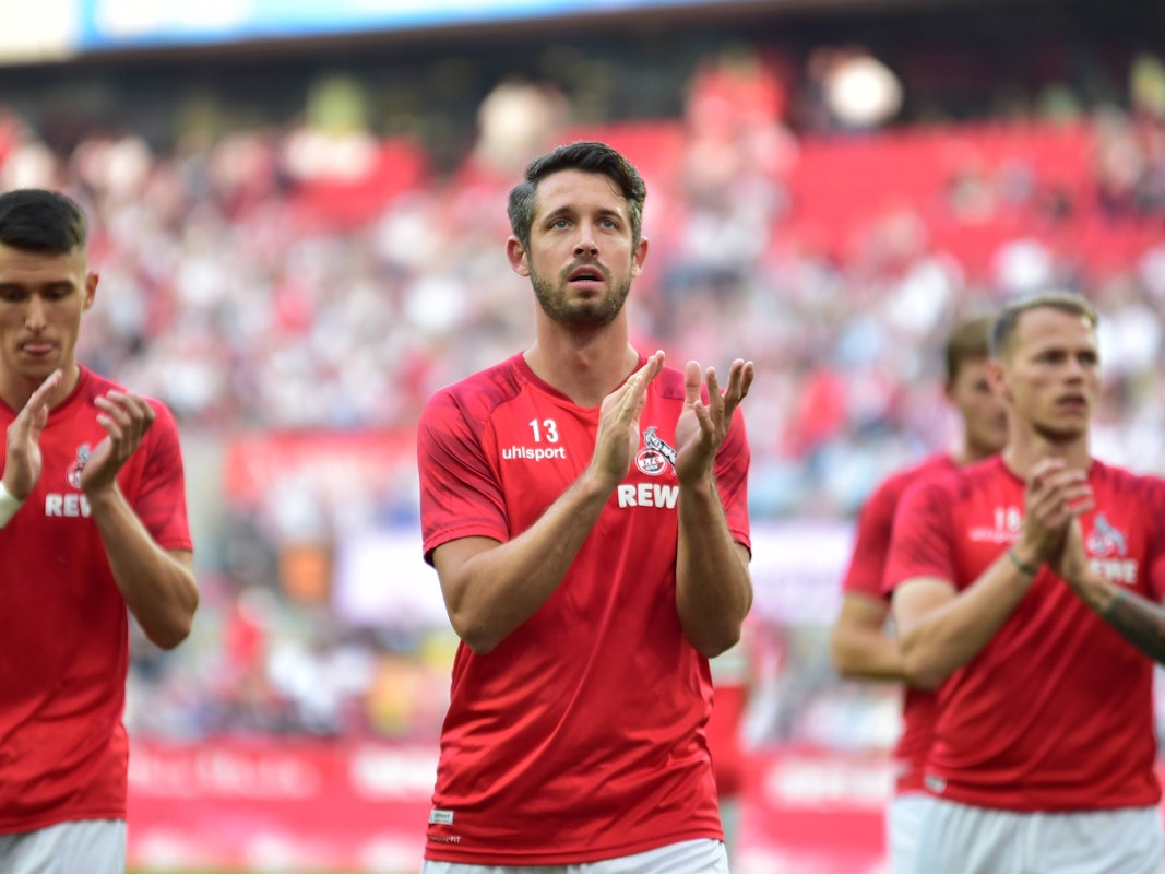 Mark Uth bedankt sich nach dem 1:1 des 1. FC Köln gegen RB Leipzig bei den Fans.