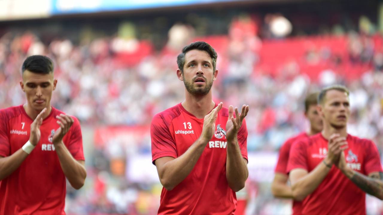 Mark Uth bedankt sich nach dem 1:1 des 1. FC Köln gegen RB Leipzig bei den Fans.