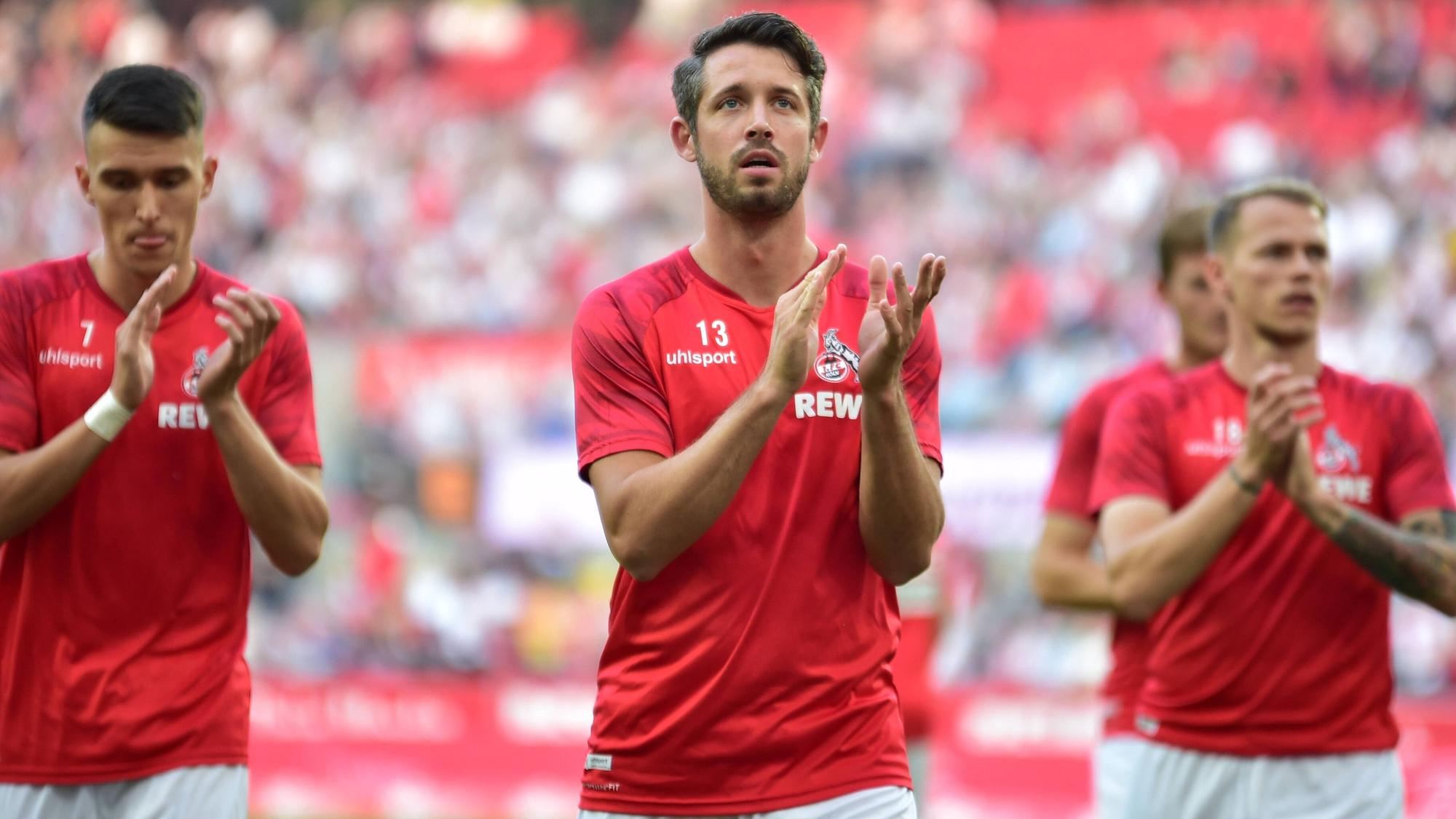 Mark Uth bedankt sich nach dem 1:1 des 1. FC Köln gegen RB Leipzig bei den Fans.