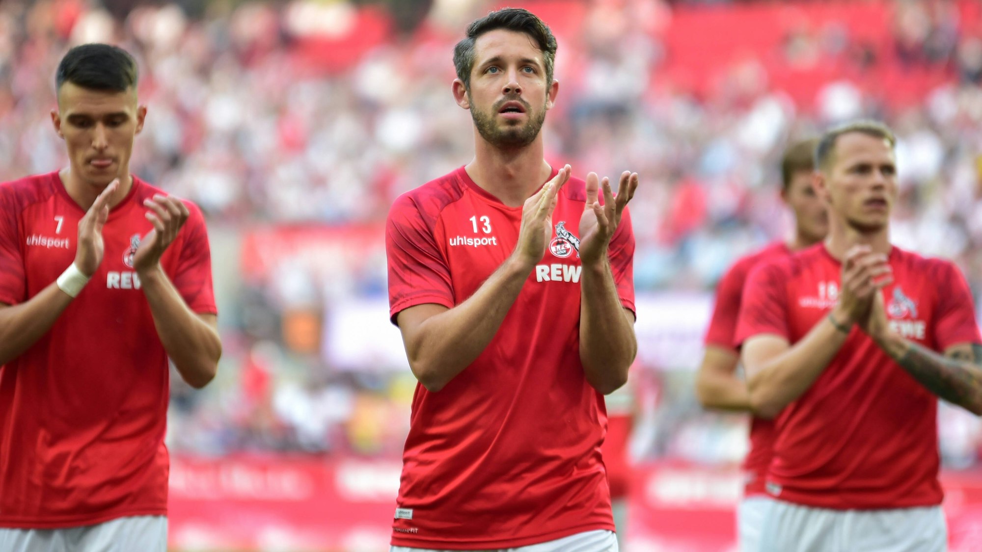 Mark Uth bedankt sich nach dem 1:1 des 1. FC Köln gegen RB Leipzig bei den Fans.