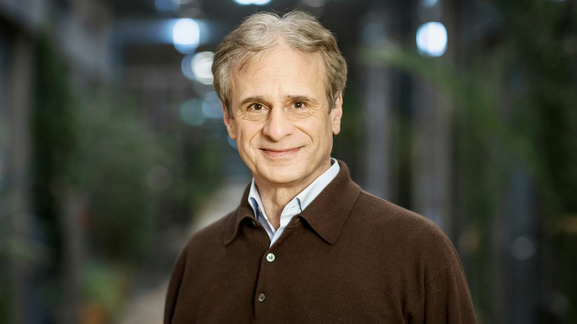 Der Virologe Alexander Kekulé ordnet seit März 2020 im MDR-Podcast „Corona-Kompass“ die Entwicklungen der Pandemie ein. Er steht lächelnd im Studio.