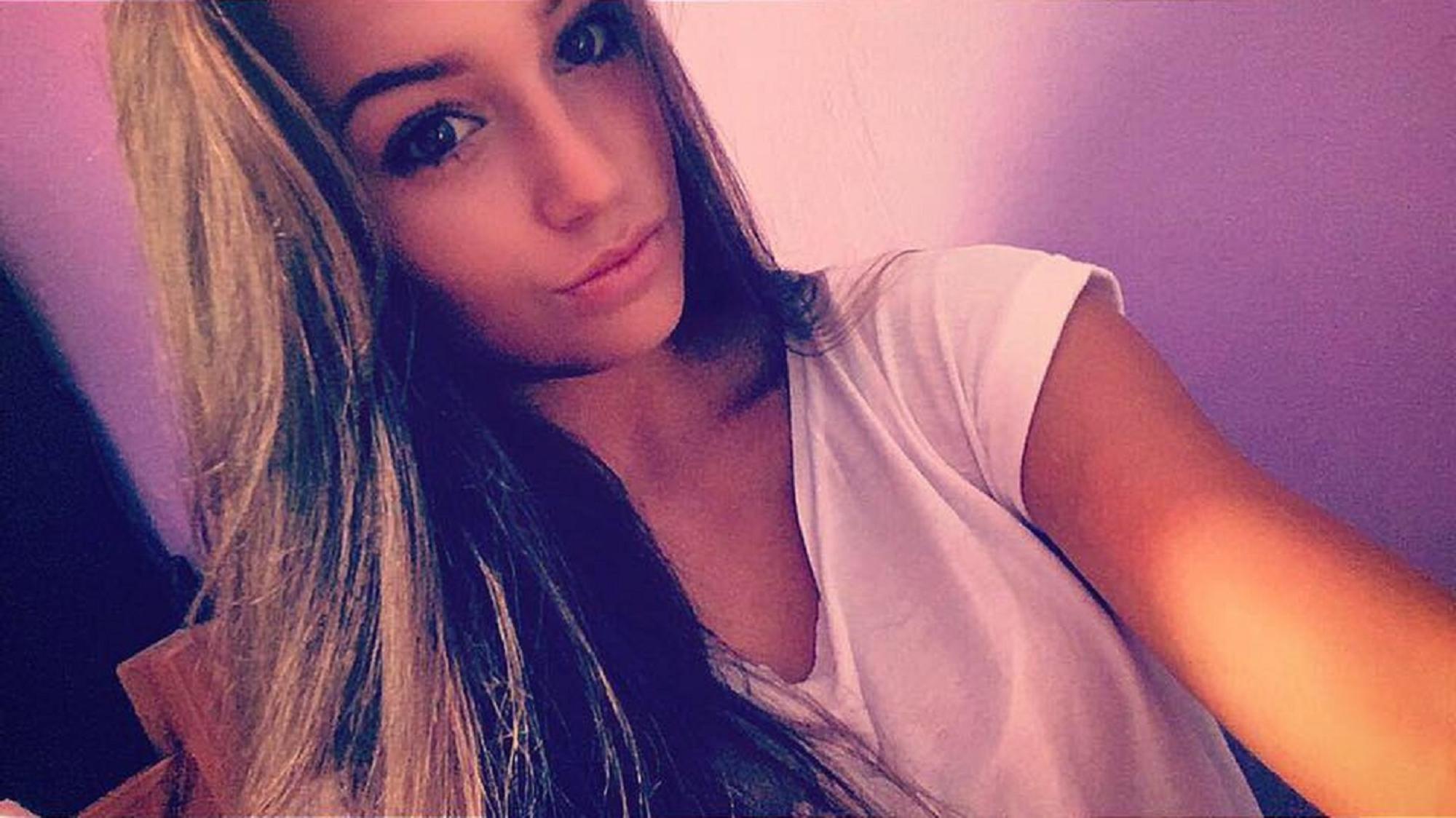 Eszter Jeles posiert für ein Selfie.