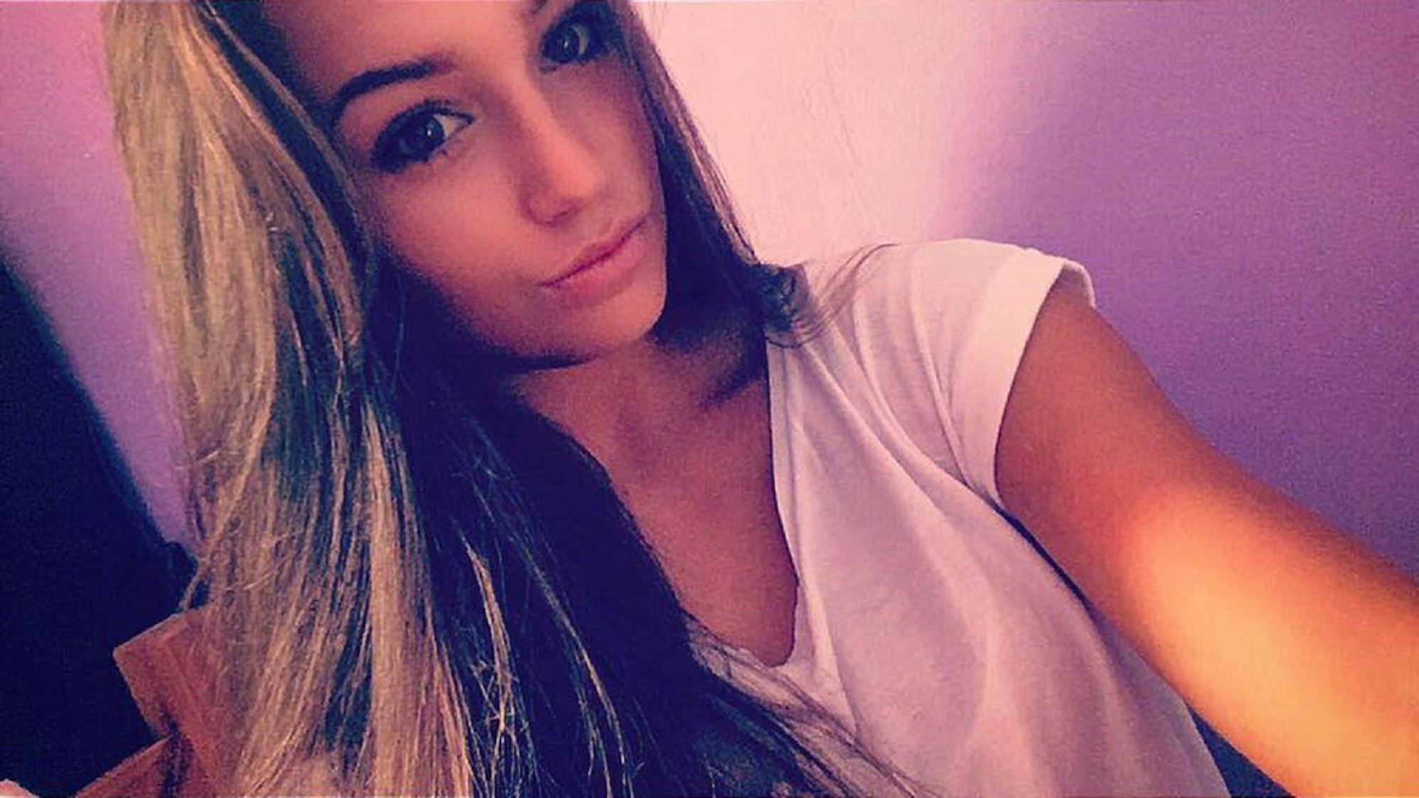 Eszter Jeles posiert für ein Selfie.