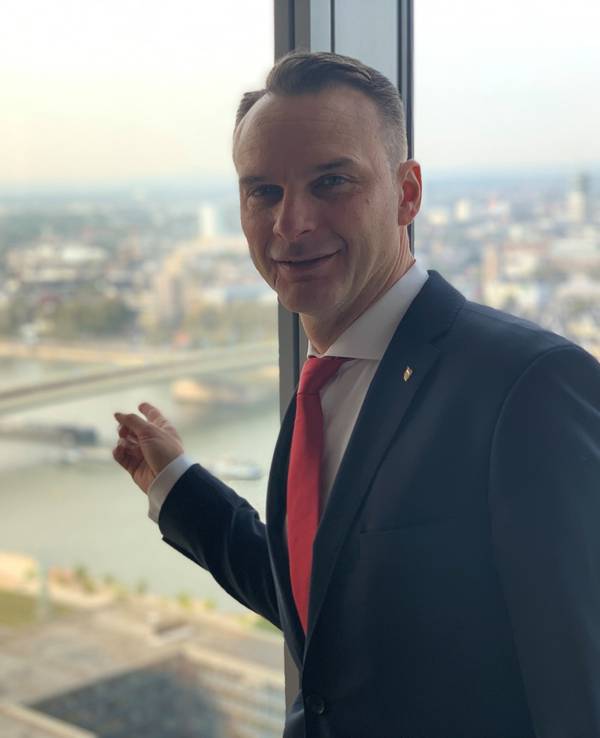 Holger Kirsch zeigt vom LVR-Turm auf die Deutzer Brücke