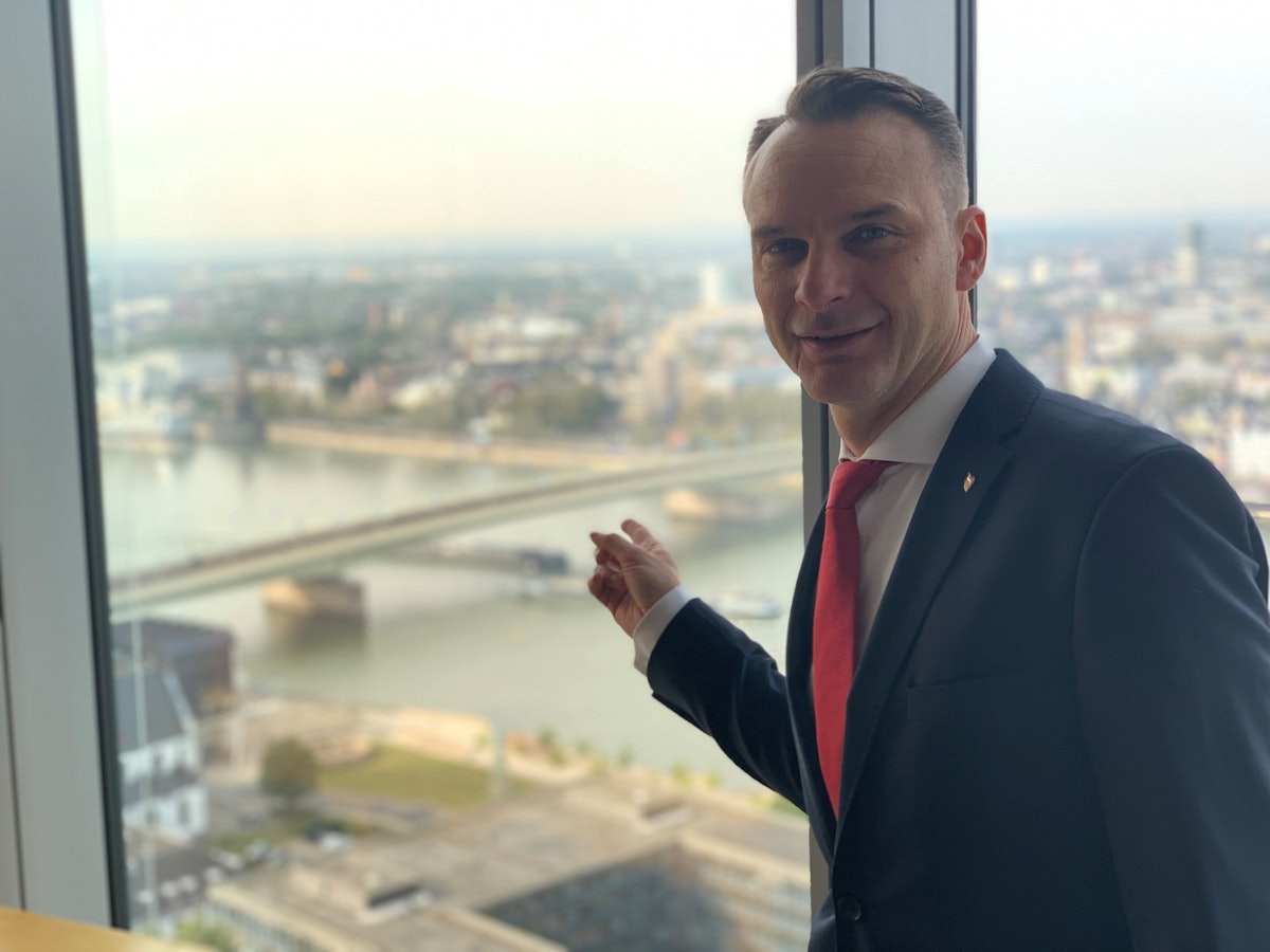Holger Kirsch zeigt vom LVR-Turm auf die Deutzer Brücke