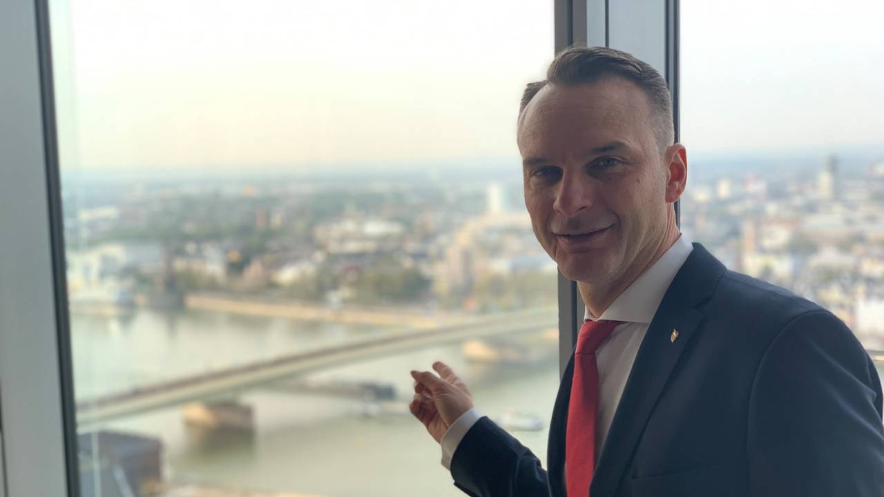 Holger Kirsch zeigt vom LVR-Turm auf die Deutzer Brücke
