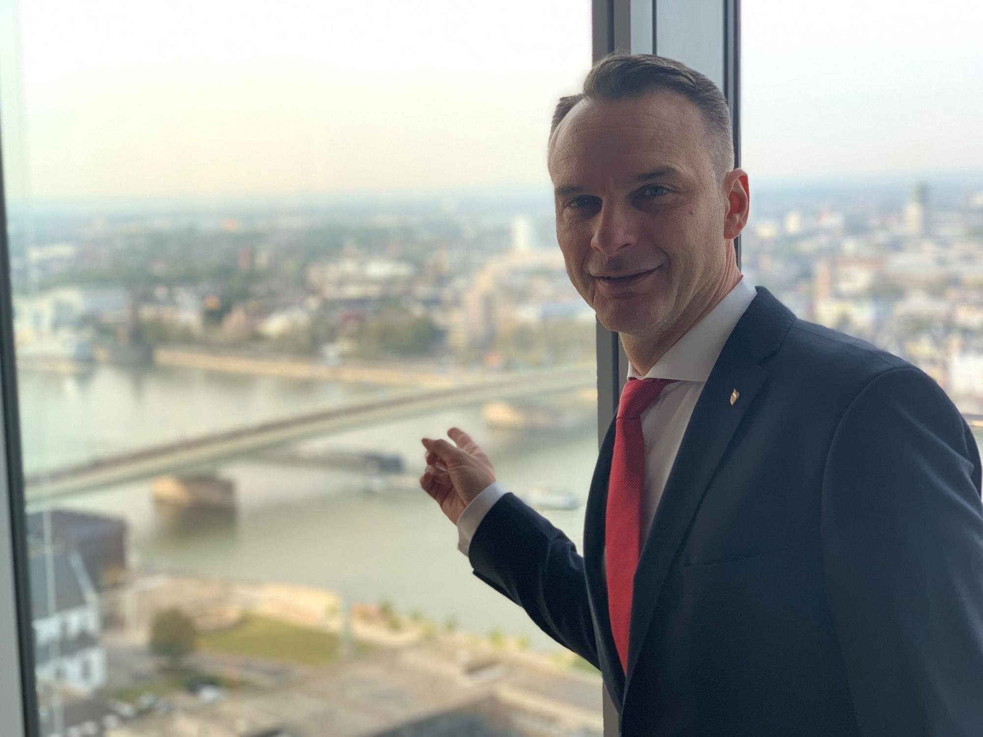 Holger Kirsch zeigt vom LVR-Turm auf die Deutzer Brücke