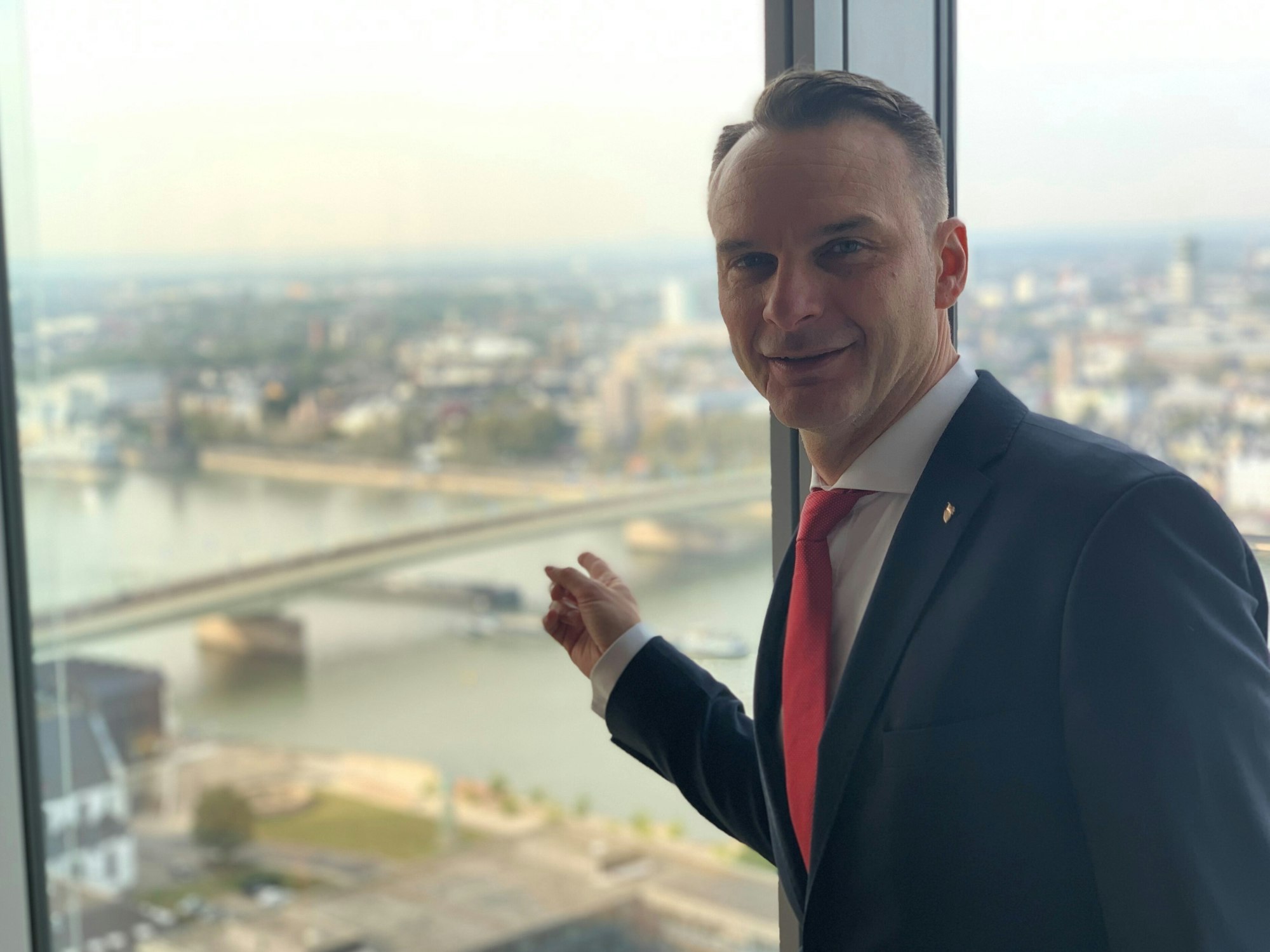 Holger Kirsch zeigt vom LVR-Turm auf die Deutzer Brücke