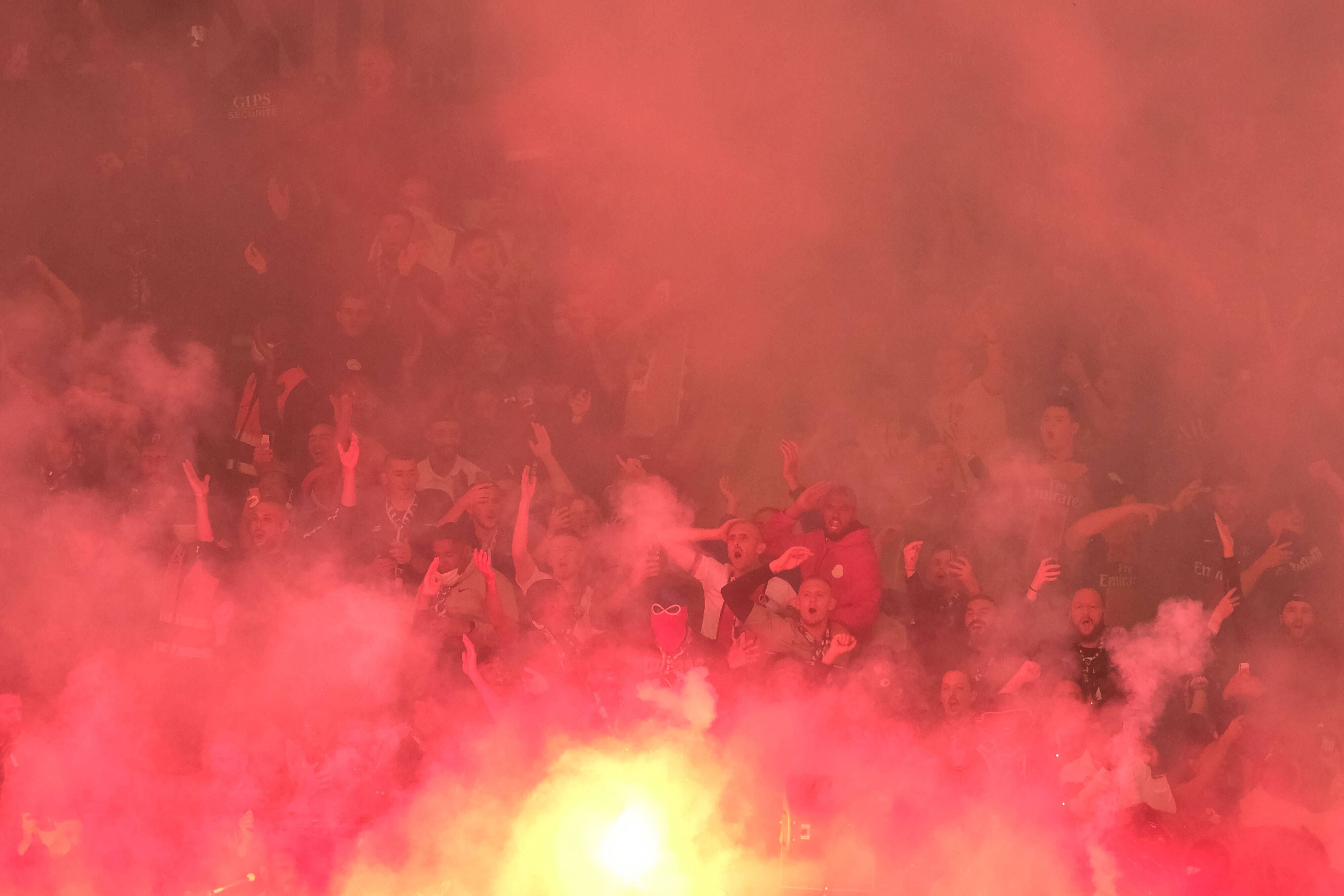 Fans zünden Pyrotechnik im Stadion