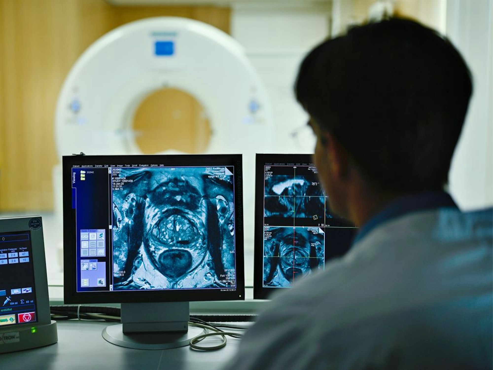 Forscher schaut auf Monitor.