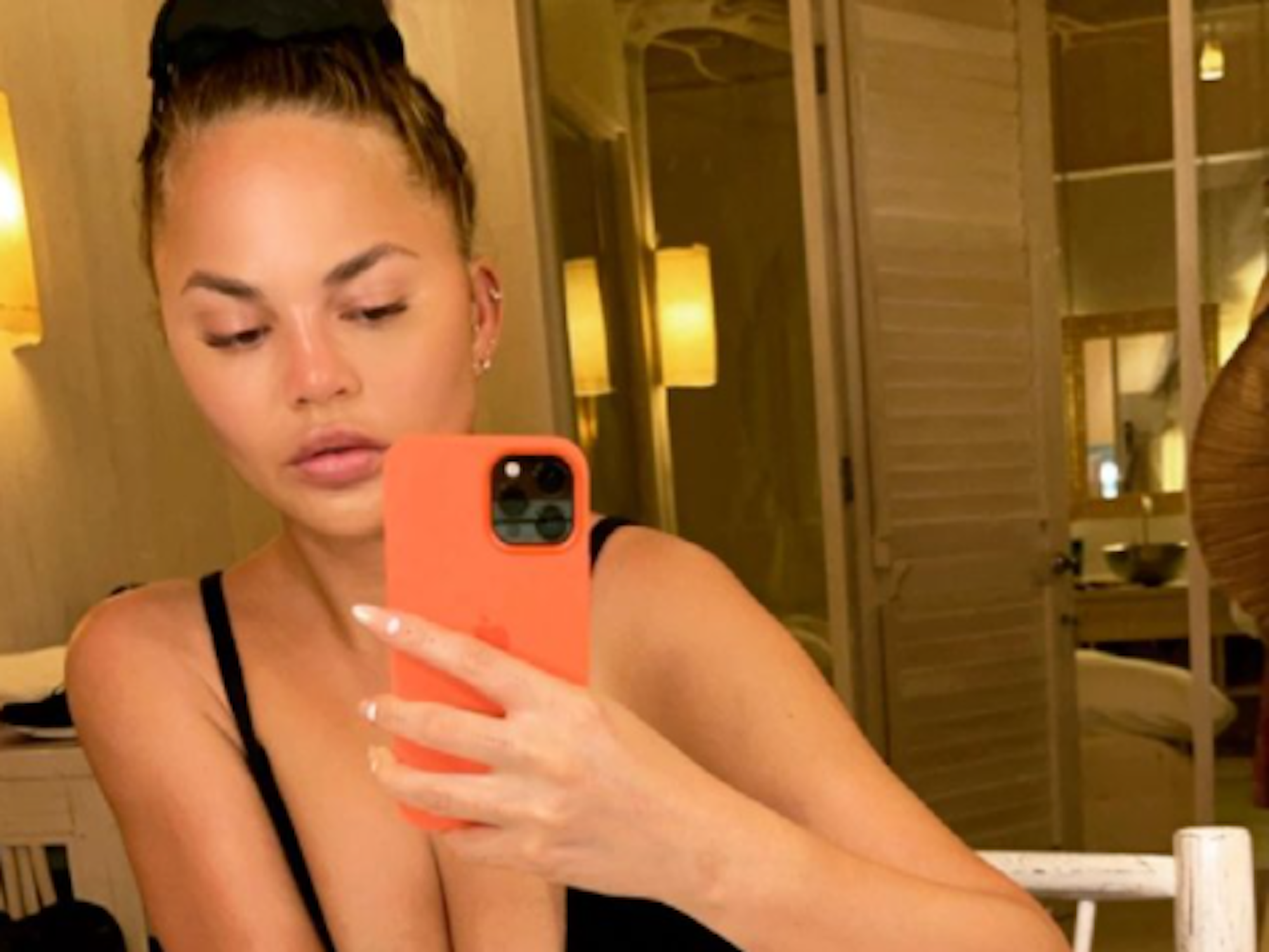 Model Chrissy Teigen posiert auf einem Instagram-Foto vom 17. April 2021 vor einem Spiegel.