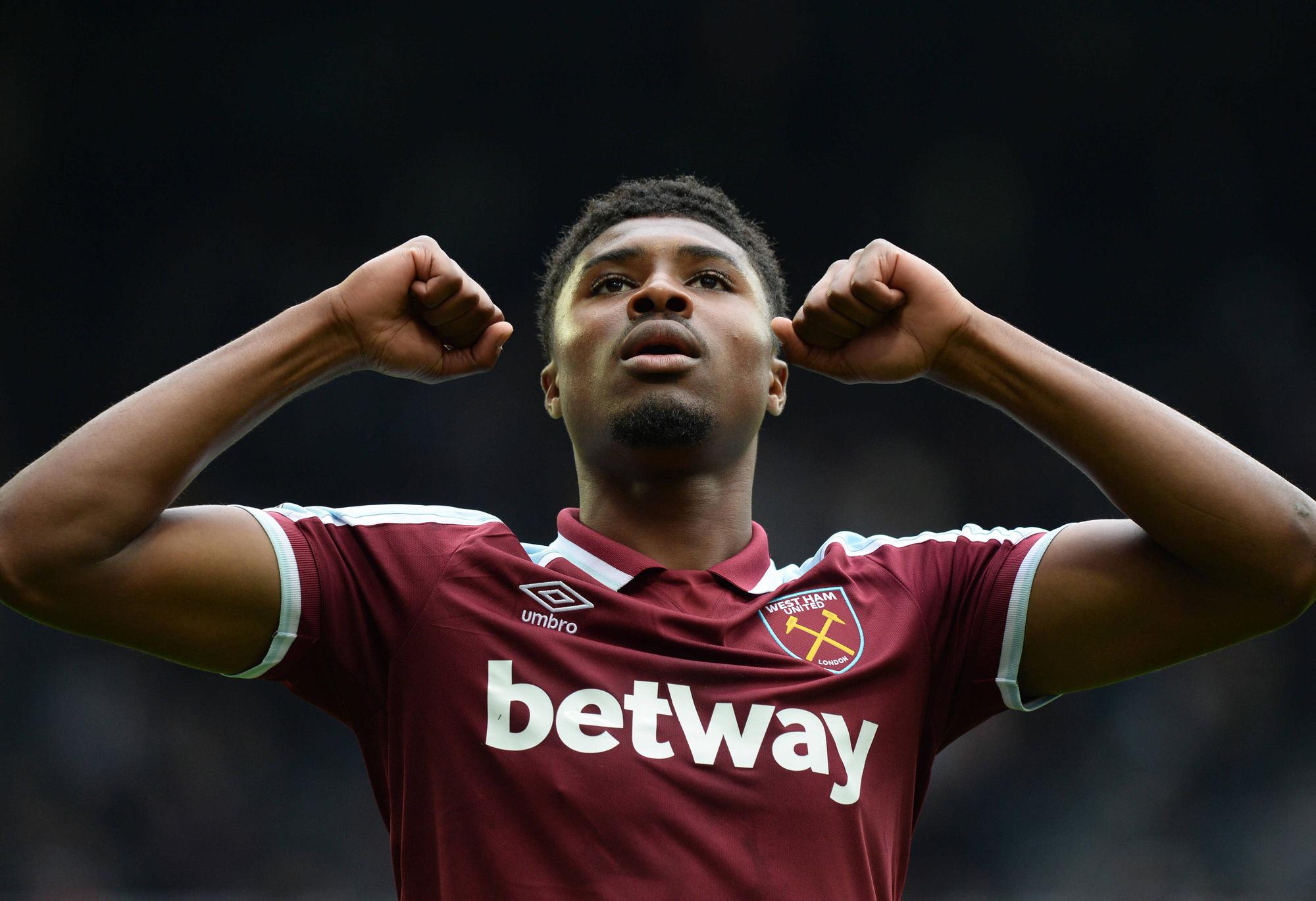 Ben Johnson jubelt im West-Ham-Trikot. Auf der Brust prangt der Schriftzug „betway“.