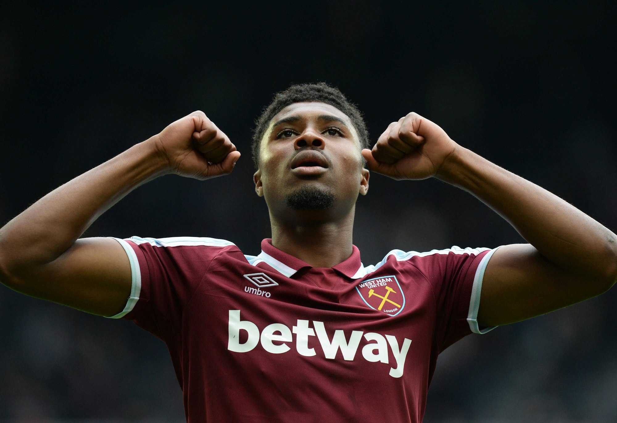 Ben Johnson jubelt im West-Ham-Trikot. Auf der Brust prangt der Schriftzug „betway“.