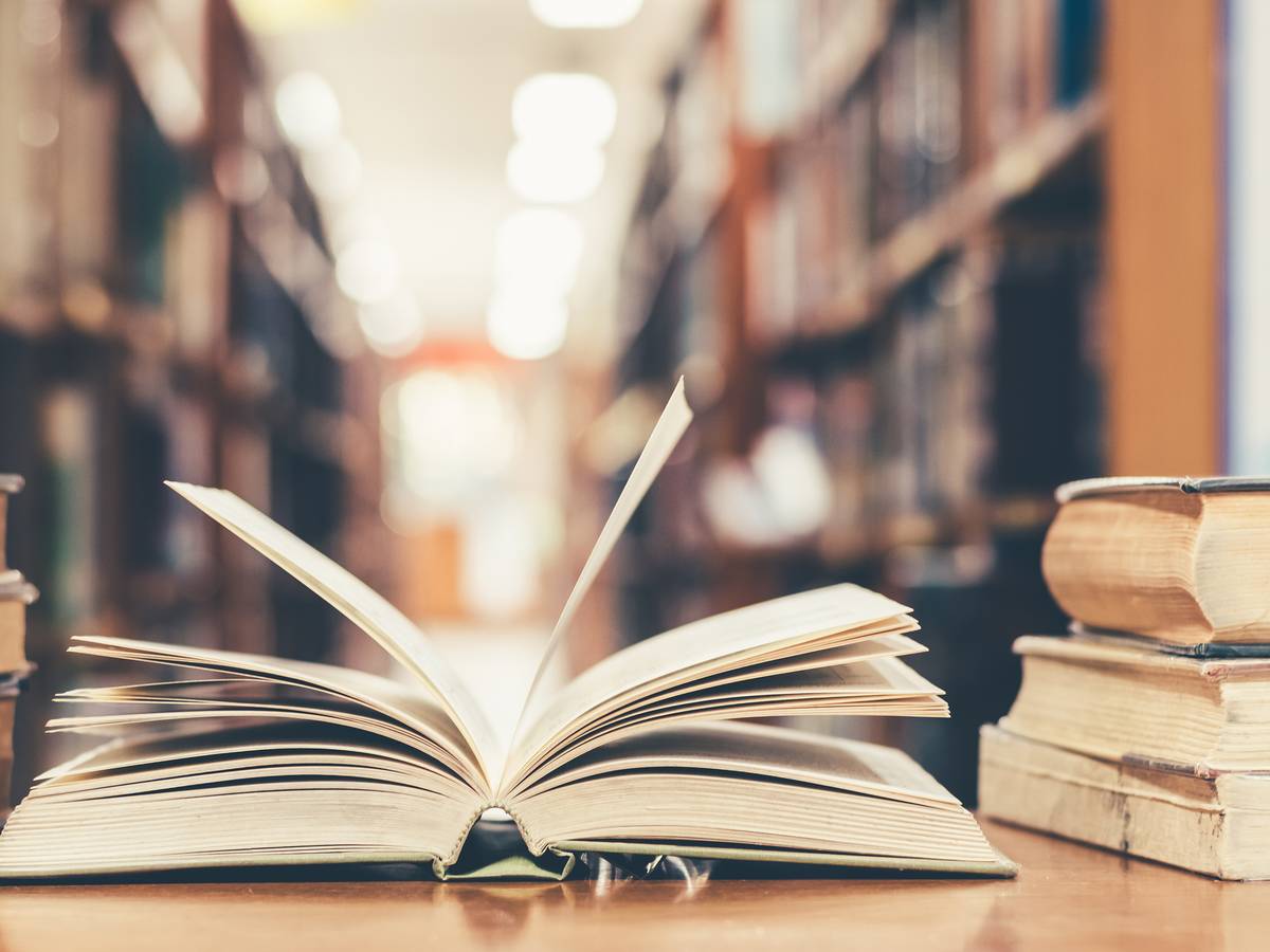 Auf einem Tisch liegen mehrere Bücher.