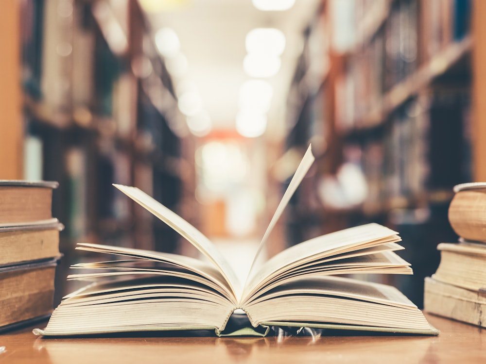 Auf einem Tisch liegen mehrere Bücher.