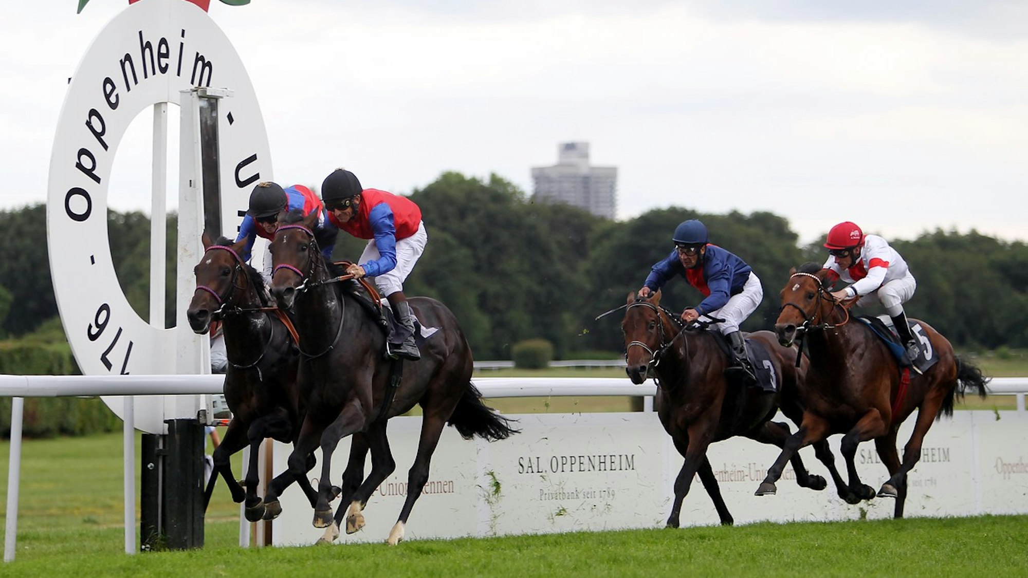 Pferderennen auf der Galopprennbahn in Köln. Das Foto wurde im Juni 2011 beim Oppenheim-Union-Rennen aufgenommen. Am Dienstag (20. September 2022) ist der Bahntierarzt Rainer Krapp gestorben.