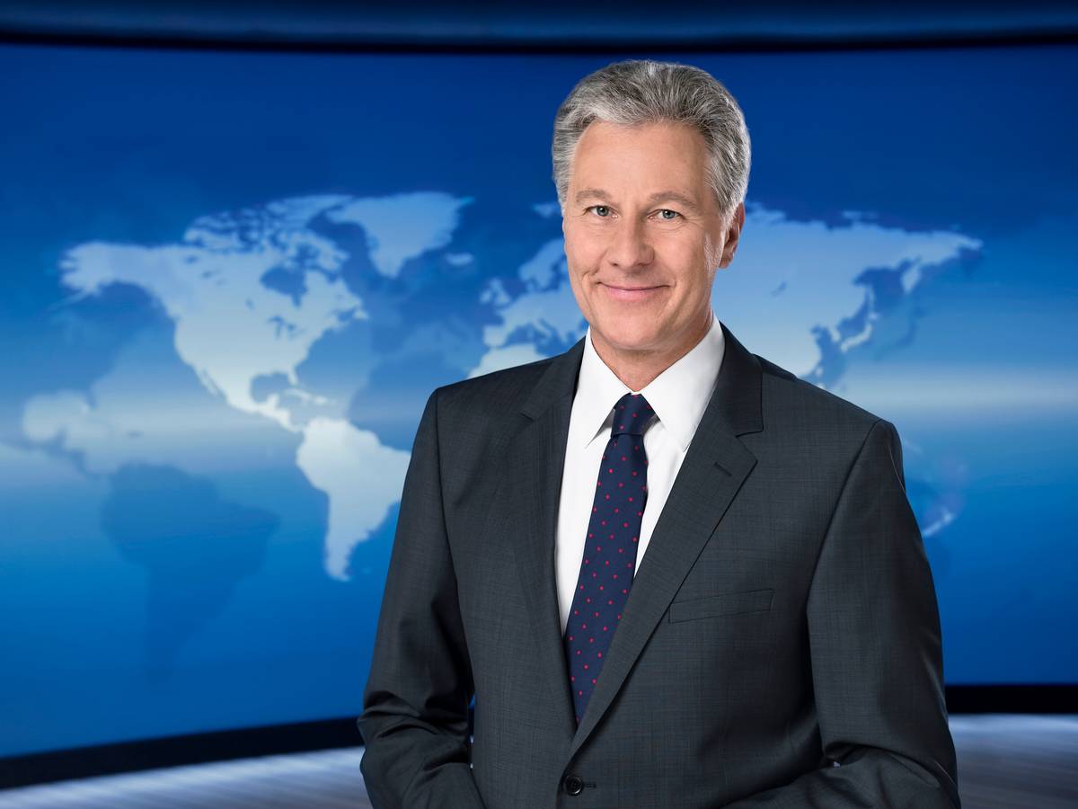 Claus-Erich Boetzkes, Moderator der Tagesschau, lächelt im NDR-Studio in die Kamera
