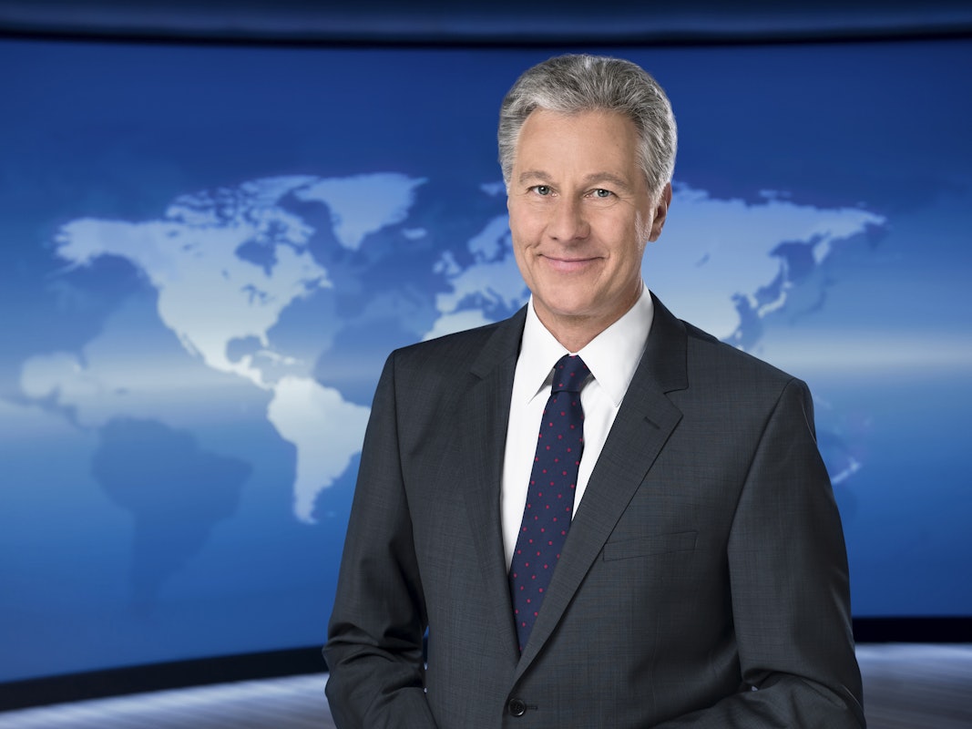 Claus-Erich Boetzkes, Moderator der Tagesschau, lächelt im NDR-Studio in die Kamera