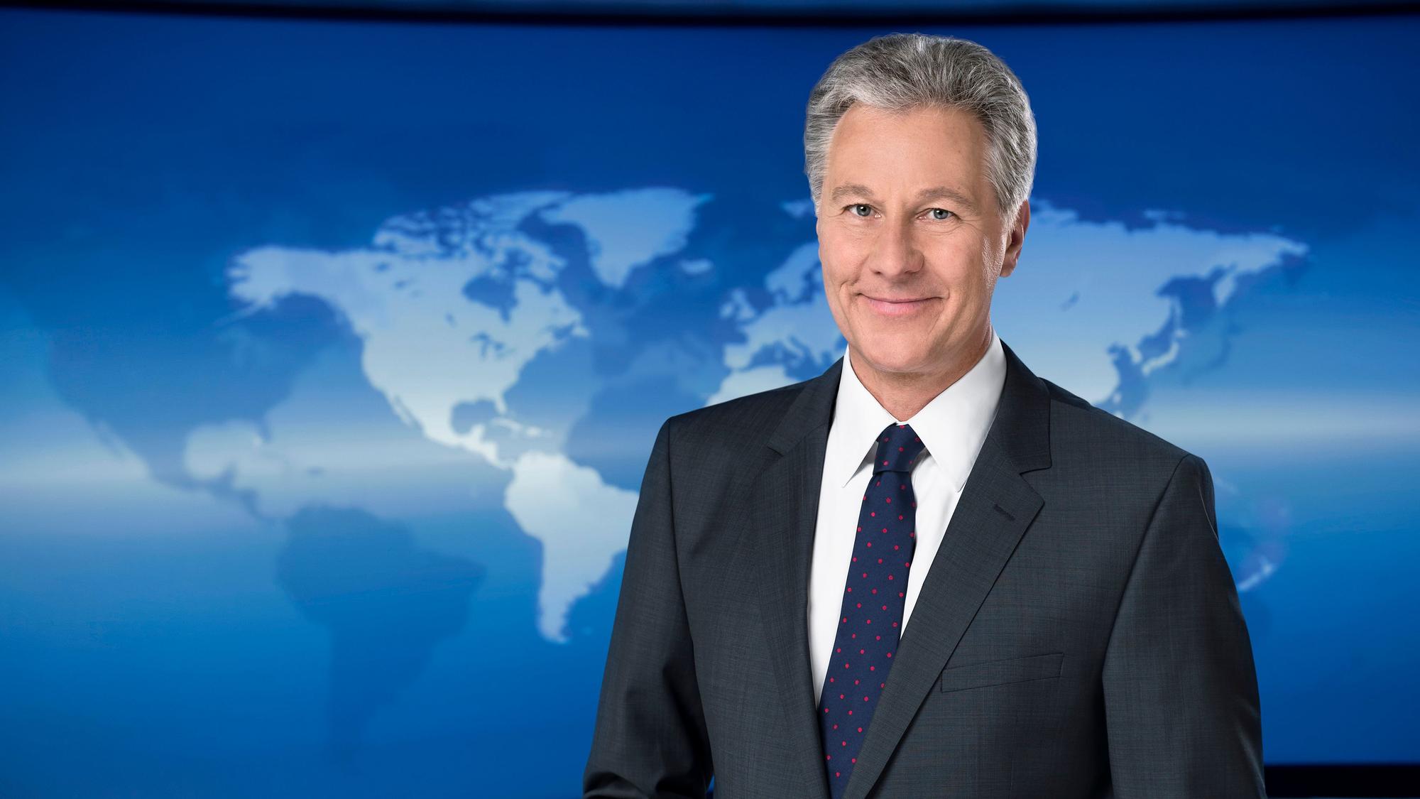 Claus-Erich Boetzkes, Moderator der Tagesschau, lächelt im NDR-Studio in die Kamera