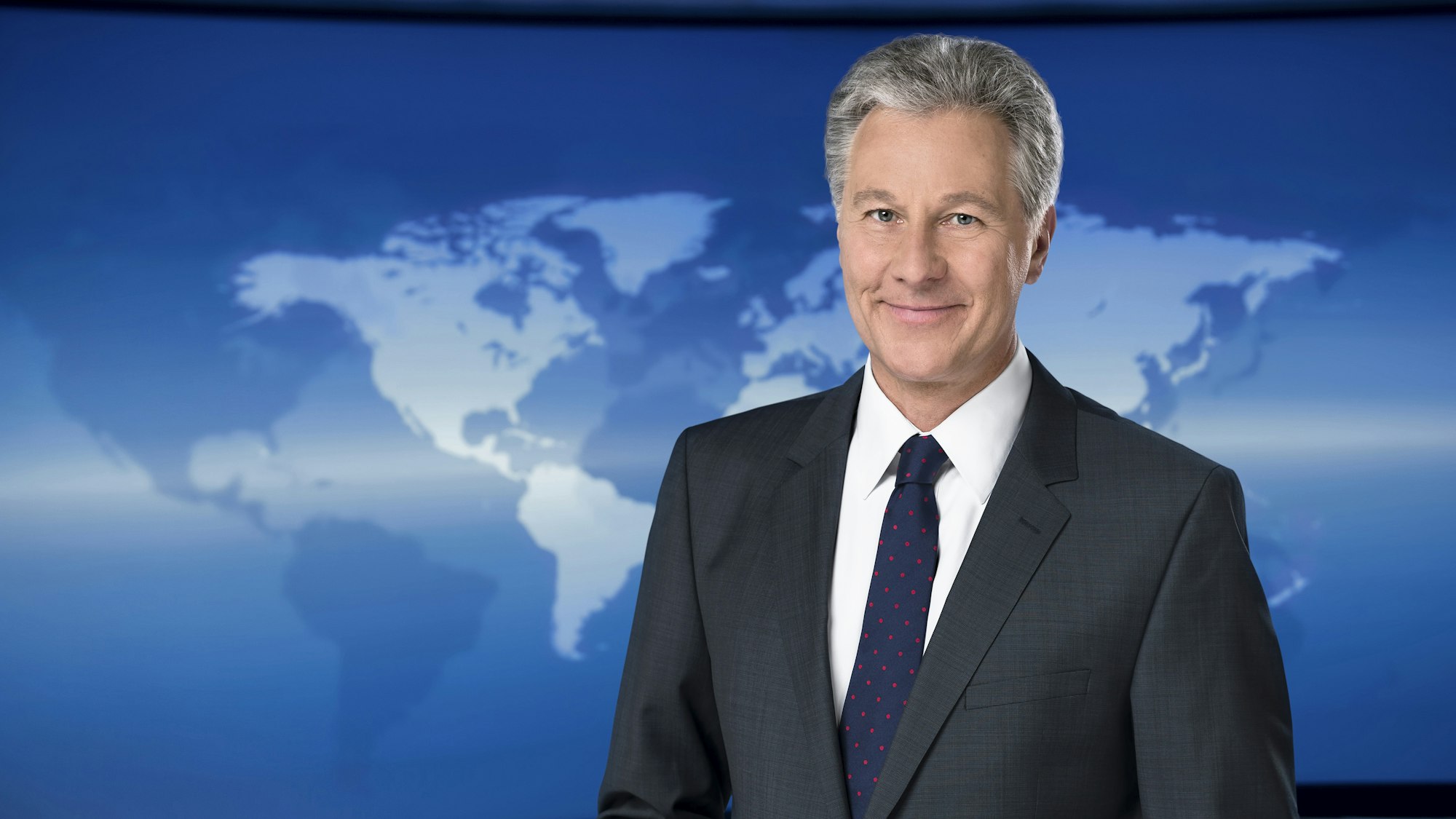 Claus-Erich Boetzkes, Moderator der Tagesschau, lächelt im NDR-Studio in die Kamera