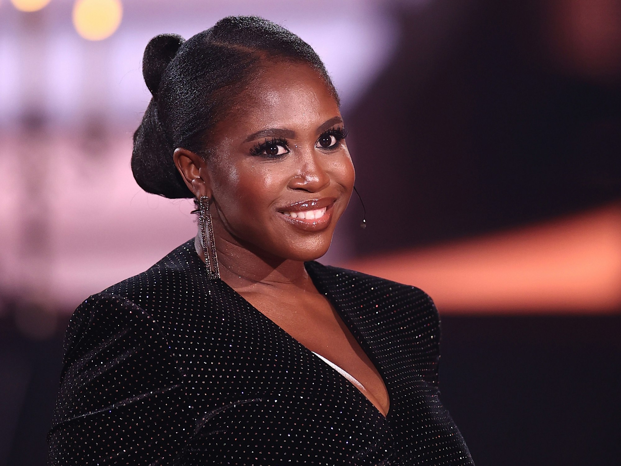 Motsi Mabuse, Jurymitglied, steht während der siebten RTL-Show von «Let's Dance» auf der Tanzfläche.