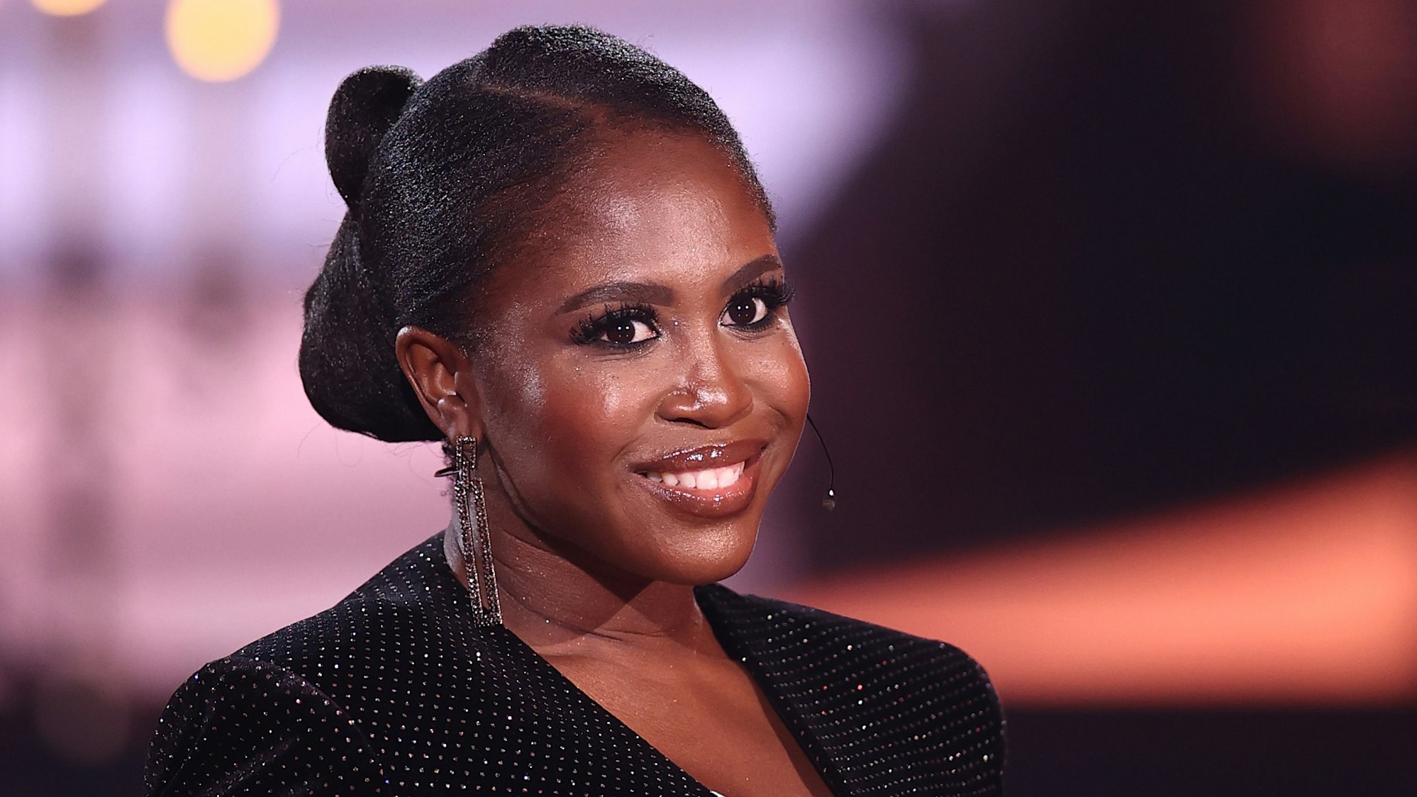 Motsi Mabuse, Jurymitglied, steht während der siebten RTL-Show von «Let's Dance» auf der Tanzfläche. Die Tänzerin und Entertainerin denkt ihrer Tochter zuliebe über einen Umzug nach Großbritannien nach.