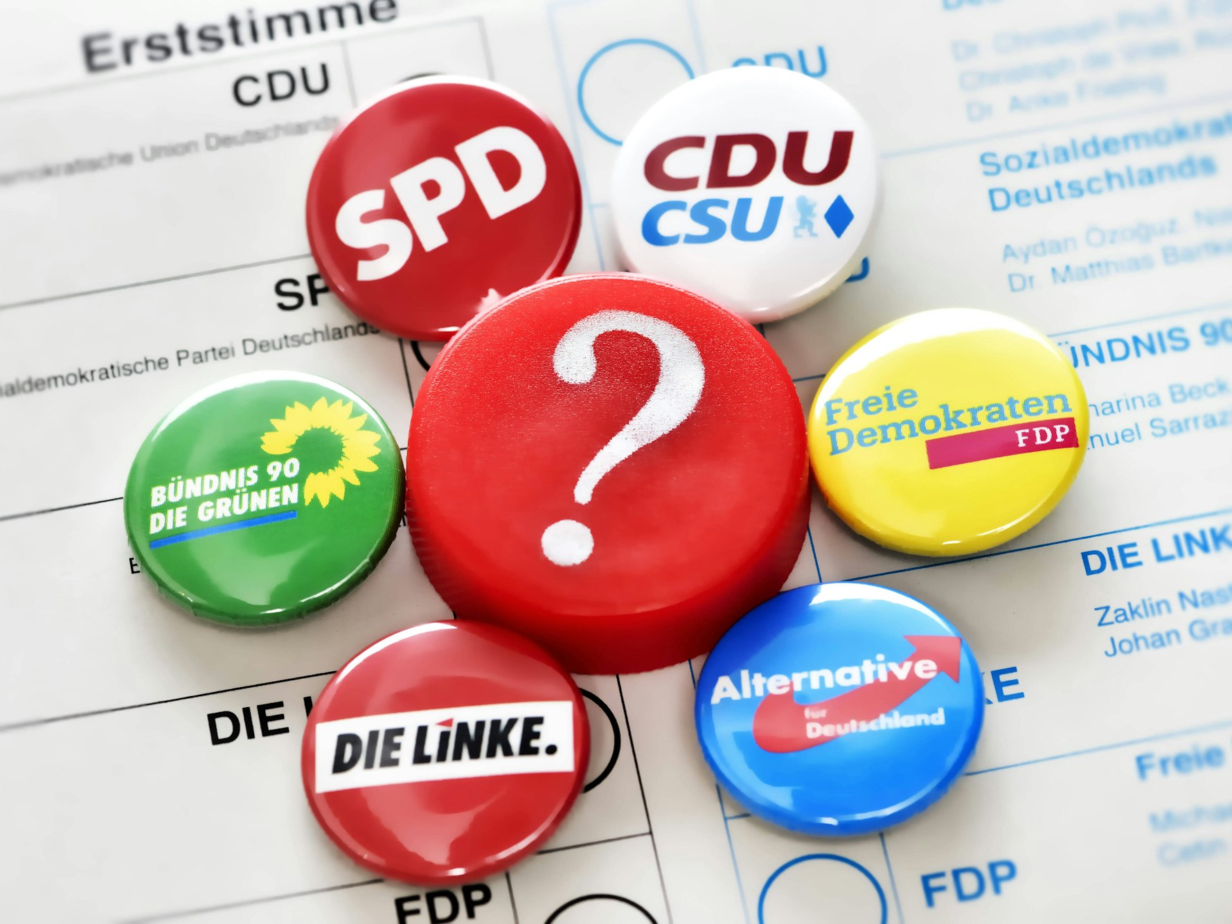 Wahlzettel mit Pins verschiedenen Parteien