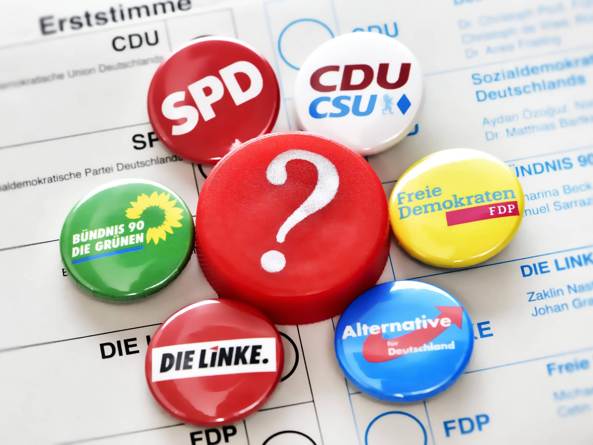 Wahlzettel mit Pins verschiedenen Parteien