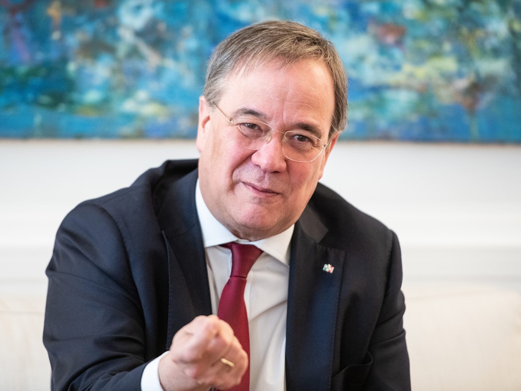 Armin Laschet (CDU), Ministerpräsident von Nordrhein-Westfalen, stellvertretender Vorsitzender der CDU Deutschlands und Bewerber um die Position des Kanzlerkandidaten der Unions-Parteien, sitzt während eines dpa-Interviews auf einer Couch in seinem Büro.