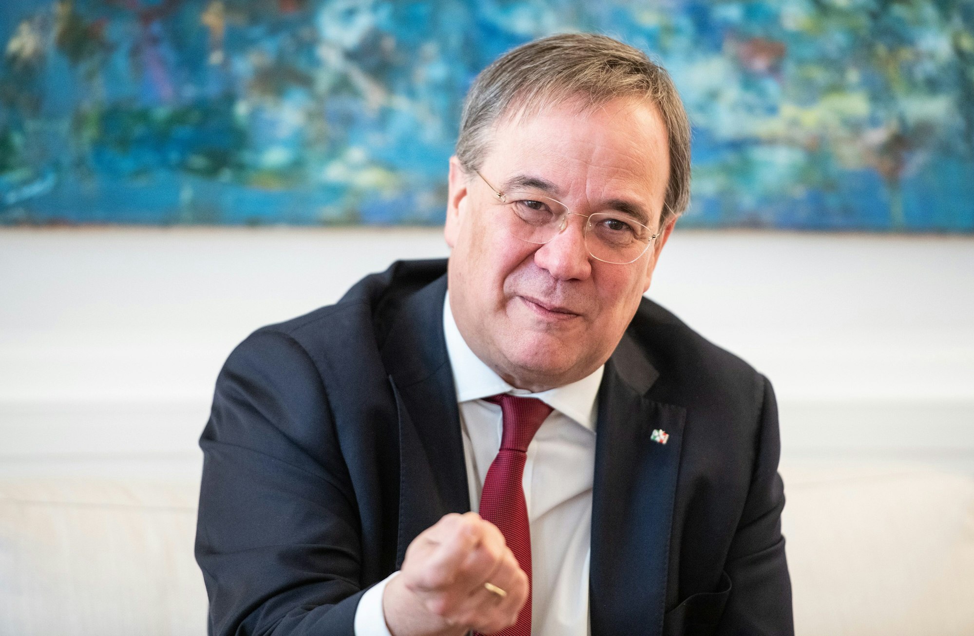 Armin Laschet (CDU), Ministerpräsident von Nordrhein-Westfalen, stellvertretender Vorsitzender der CDU Deutschlands und Bewerber um die Position des Kanzlerkandidaten der Unions-Parteien, sitzt während eines dpa-Interviews auf einer Couch in seinem Büro.