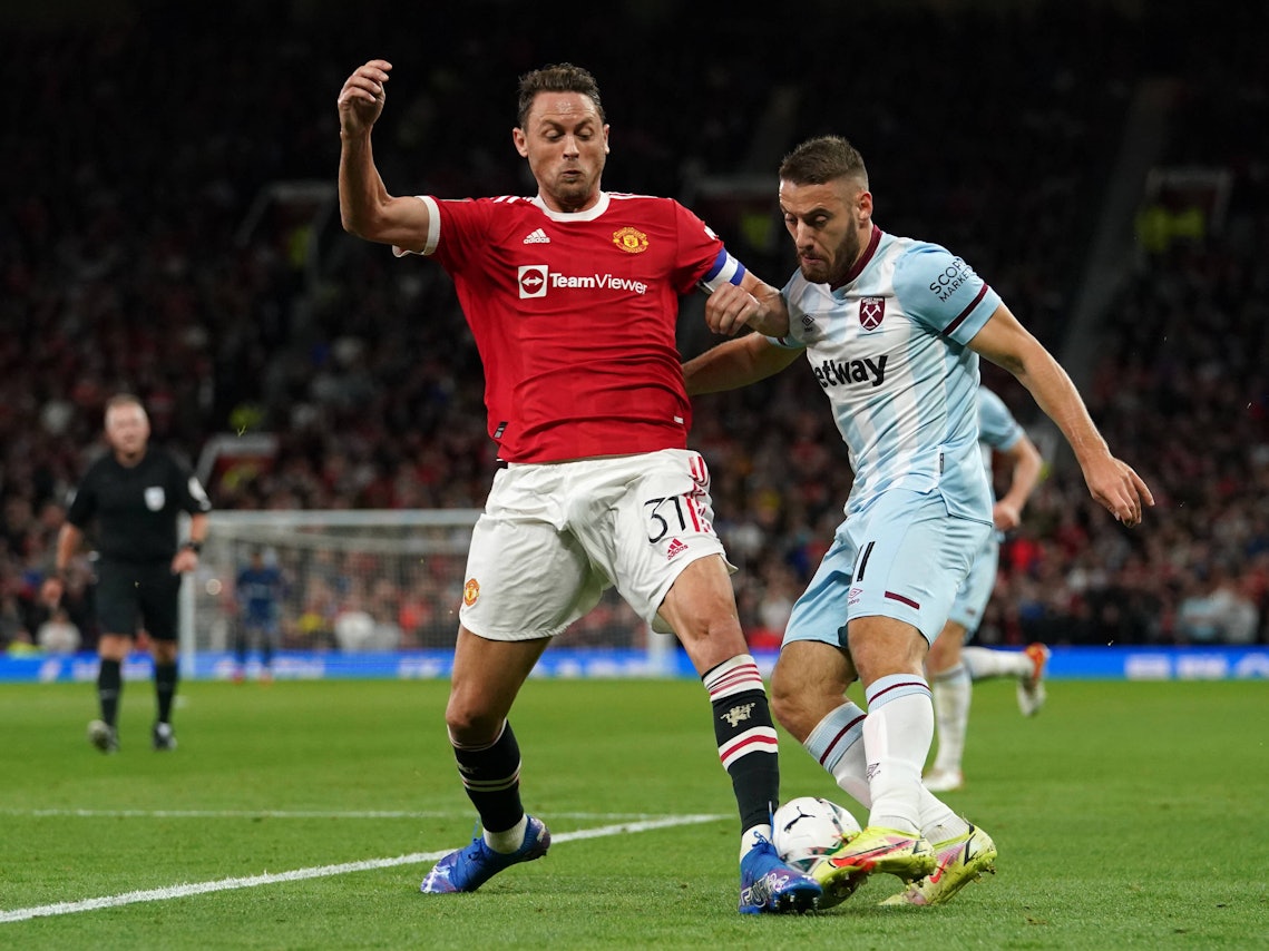 Nemanja Maric in einem fairen Zweikampf mit ballführenden Nikola Vlasic.