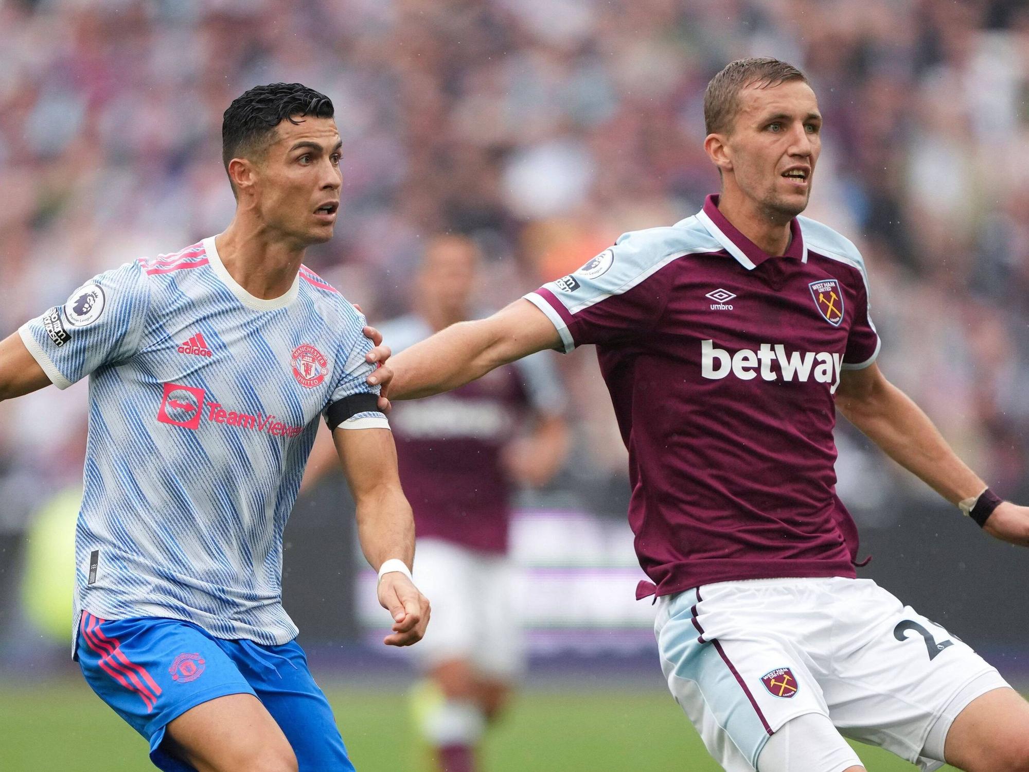Cristiano Ronald und Tomas Soucek fokussieren den Ball. Soucek trägt ein dunkelrotes West-Ham-Trikot mit der Aufschrift „betway“.