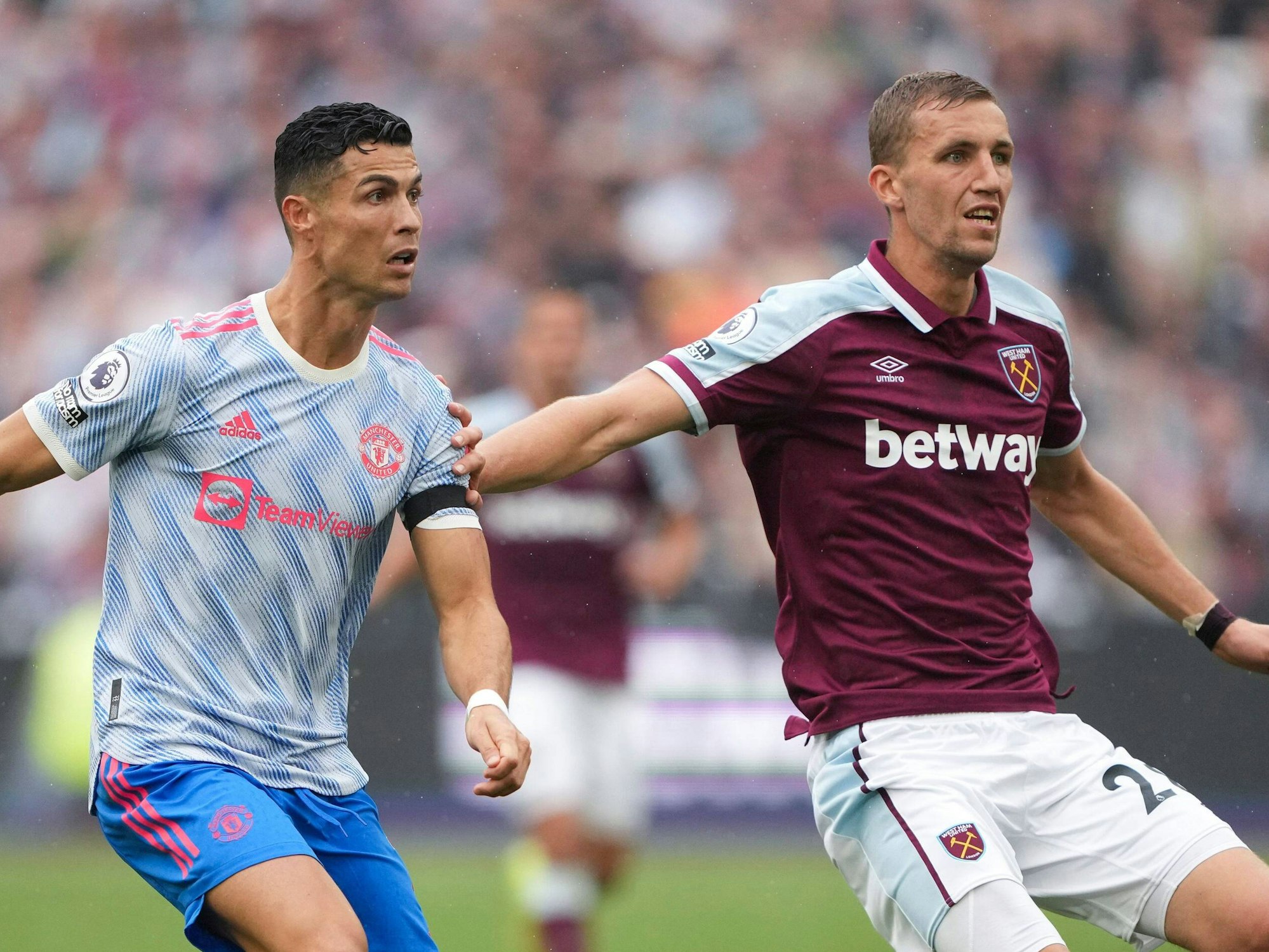 Cristiano Ronald und Tomas Soucek fokussieren den Ball. Soucek trägt ein dunkelrotes West-Ham-Trikot mit der Aufschrift „betway“.