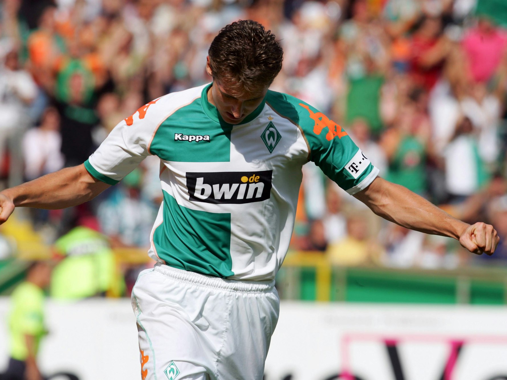 Miroslav Klose jubelt, indem er die Arme ausstreckt und den Kopf zum Boden richtet.