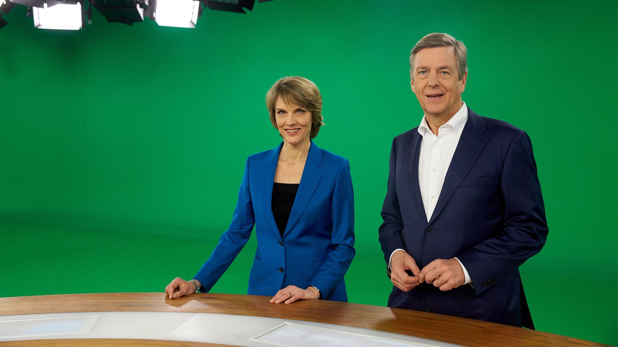 Claus Kleber und Marietta Slomka stehen im „heute journal“-Studio vor einem Greenscreen (hier in einem Archivbild von 2017). Sie blicken lächelnd in die Kamera.