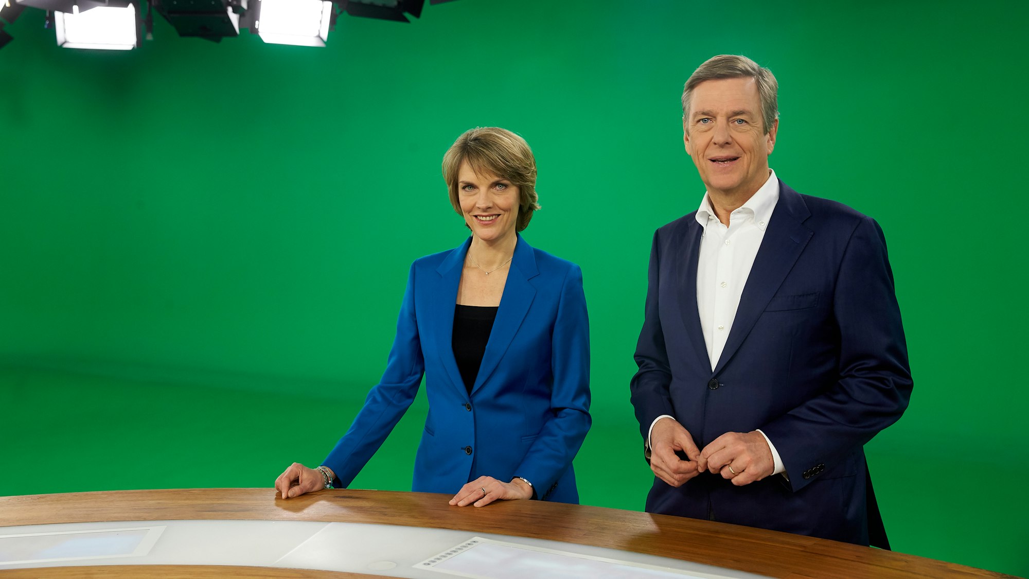 Claus Kleber und Marietta Slomka stehen im „heute journal“-Studio vor einem Greenscreen (hier in einem Archivbild von 2017). Sie blicken lächelnd in die Kamera.