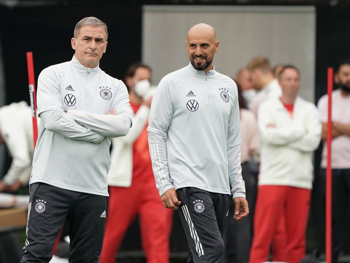 Stefan Kuntz und Antonio di Salvo stehen nebeneinander beim Olympiaturnier 2021.
