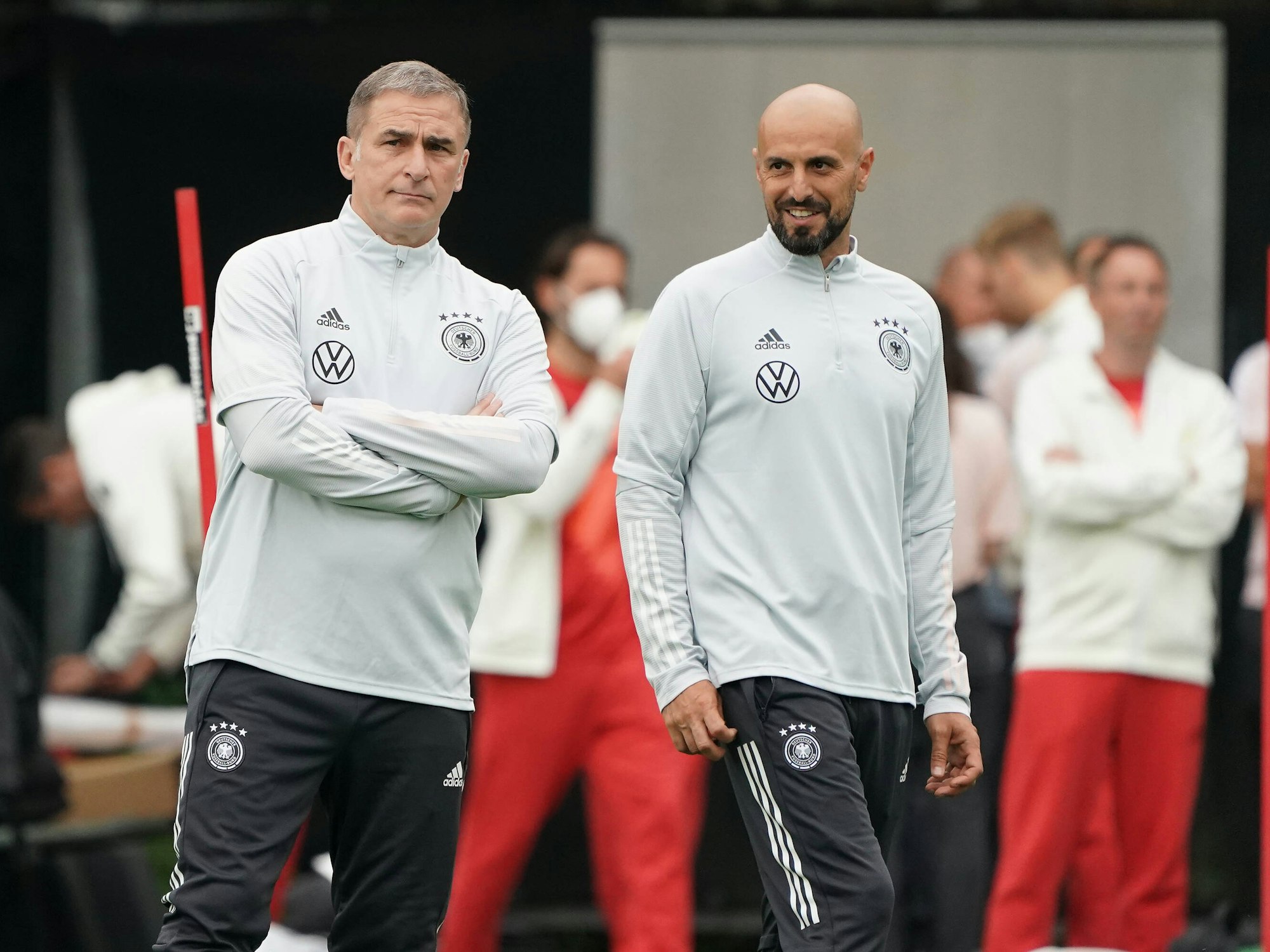 Stefan Kuntz und Antonio di Salvo stehen nebeneinander beim Olympiaturnier 2021.