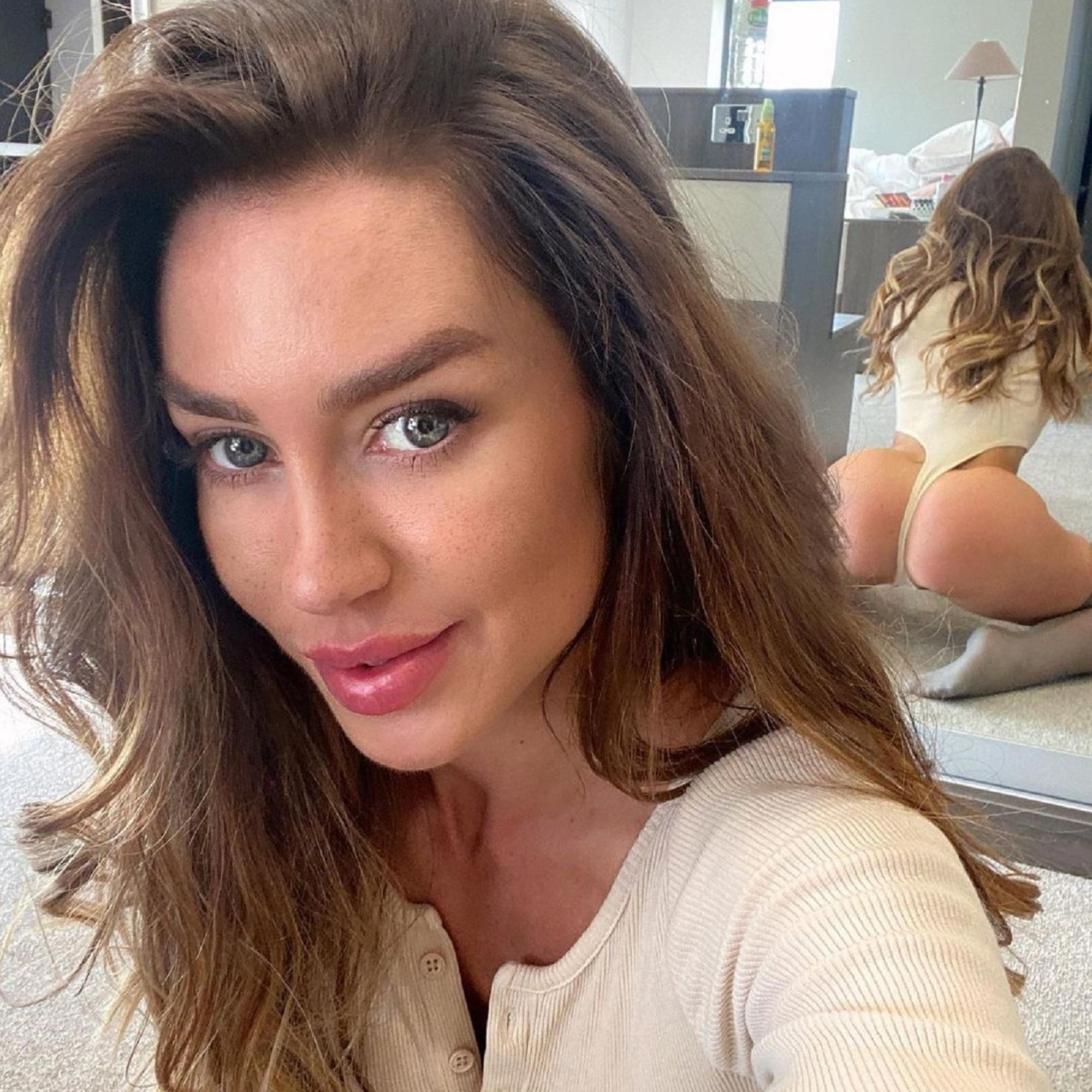 Eliza Rose Watson posiert für ein Selfie