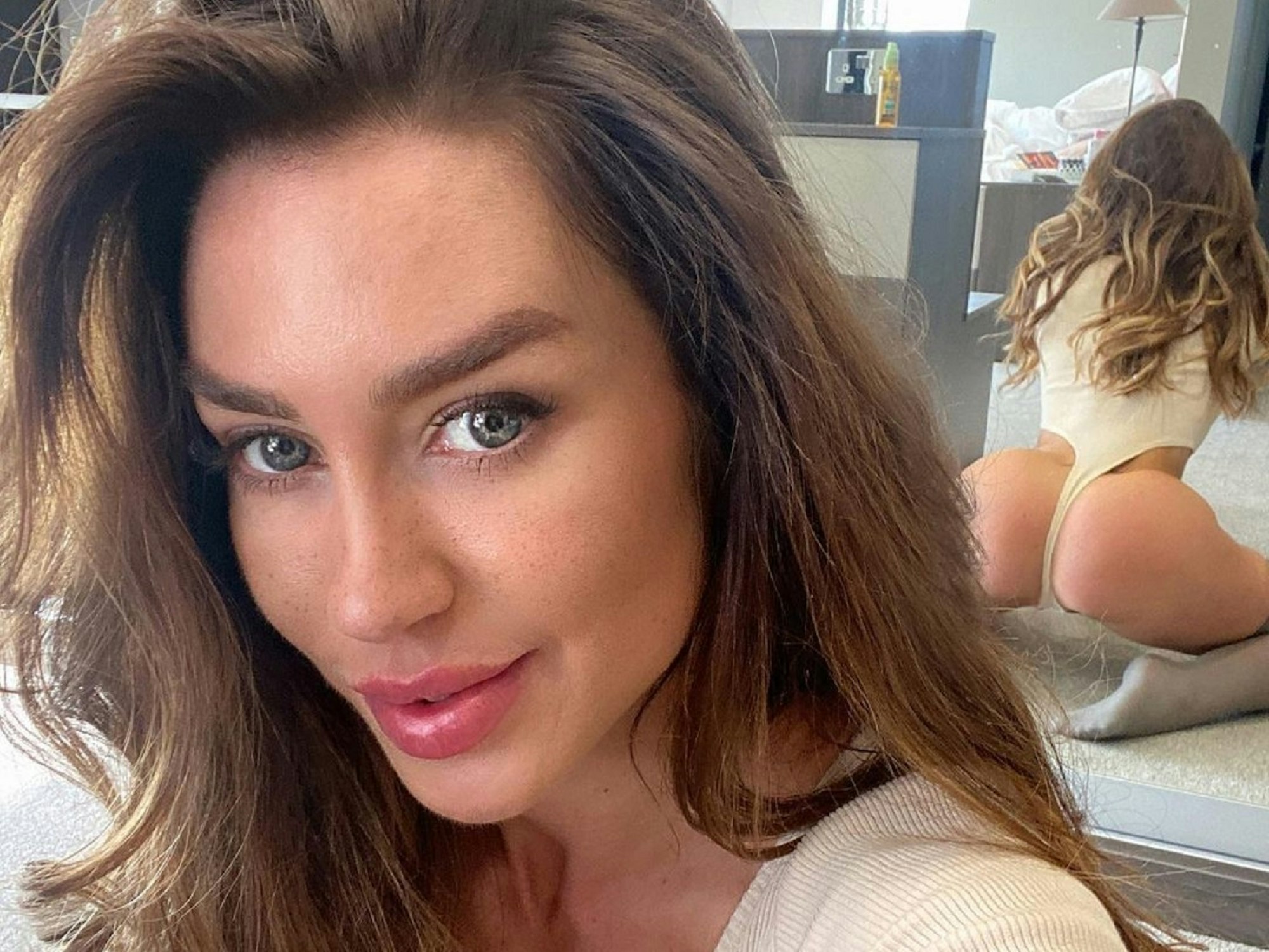Eliza Rose Watson posiert für ein Selfie.