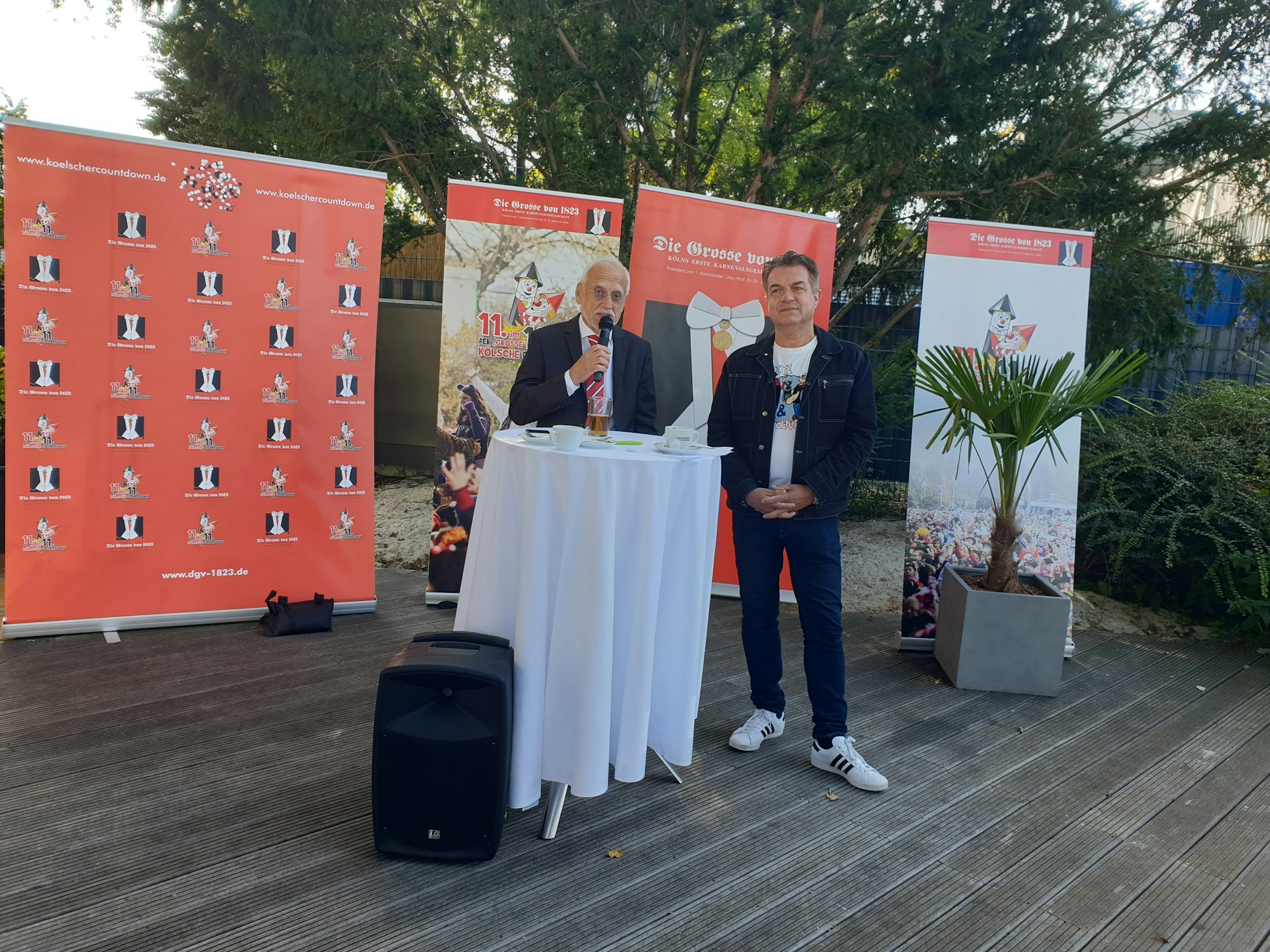 Tanzbrunnen Pressekonferenz: „Die Grosse von 1823“ - Präsident Dr. Joachim Zöller mit Moderator Linus